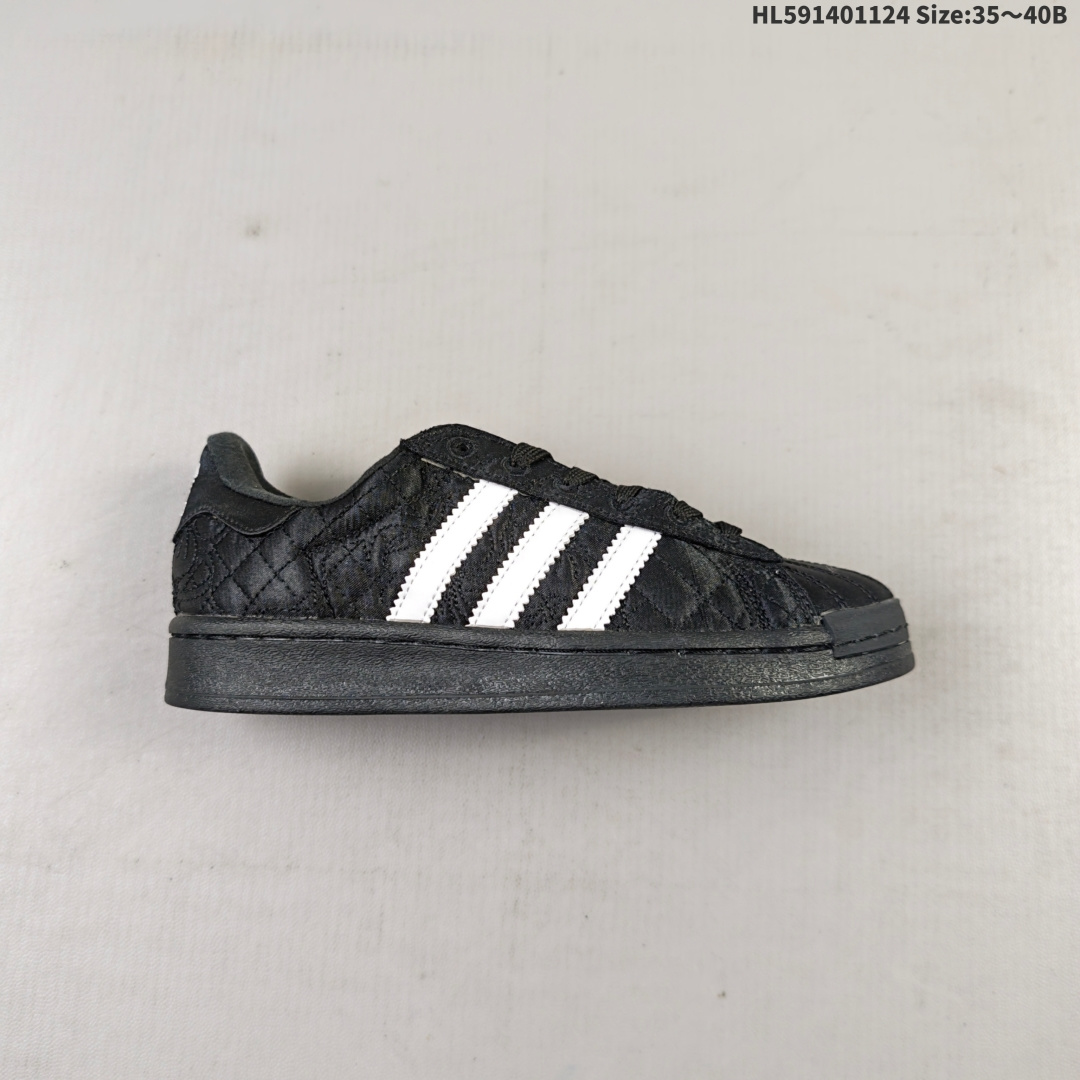 Caroline Hu x Adidas originals Superstar W 潮流 时尚 防滑减震 低帮 阿迪达斯板鞋 搭配大朵蝴蝶结贝壳头 呈现风格极为有趣 少女心十足 细节点缀更是非常巧妙 充满趣味性 两副鞋带 可替换使用或花式系带 根据服饰的色彩随意切换造型! 货号:JQ8737 编码:HL591401124 B