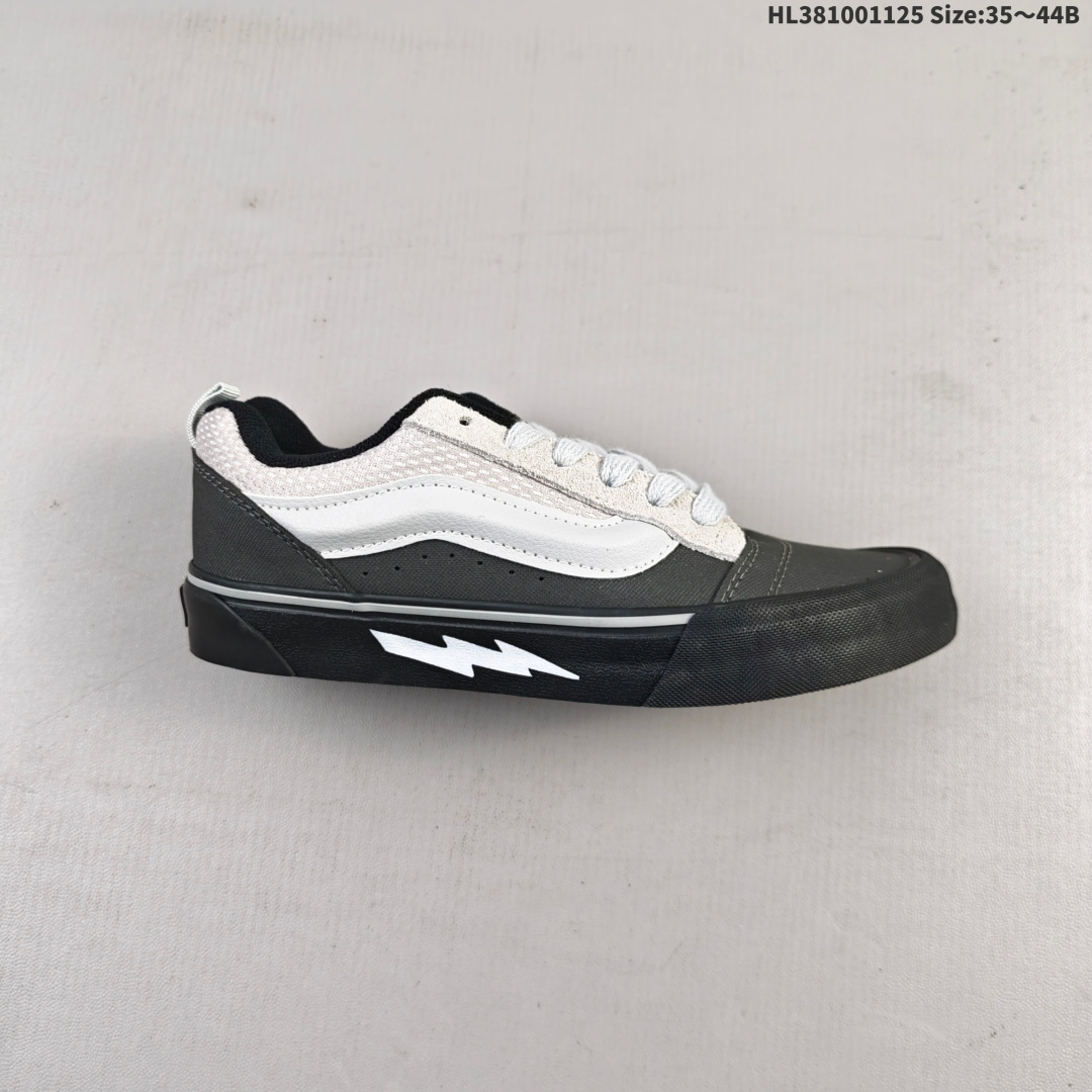 💰100
🔥Vans闪电⚡联名
黑白面包鞋来啦!
万斯Vans Knu Skool新款闪电黑白面包鞋经典男女复古秋冬舒适情侣运动滑板鞋
~闪电设计炫酷十足,面包鞋型复古舒适潮流,运动滑板两不误!穿上它,街头焦点就是你!✨ #潮鞋 #情侣鞋 #滑板鞋 #万斯闪电HL381001125 Size:35~44B