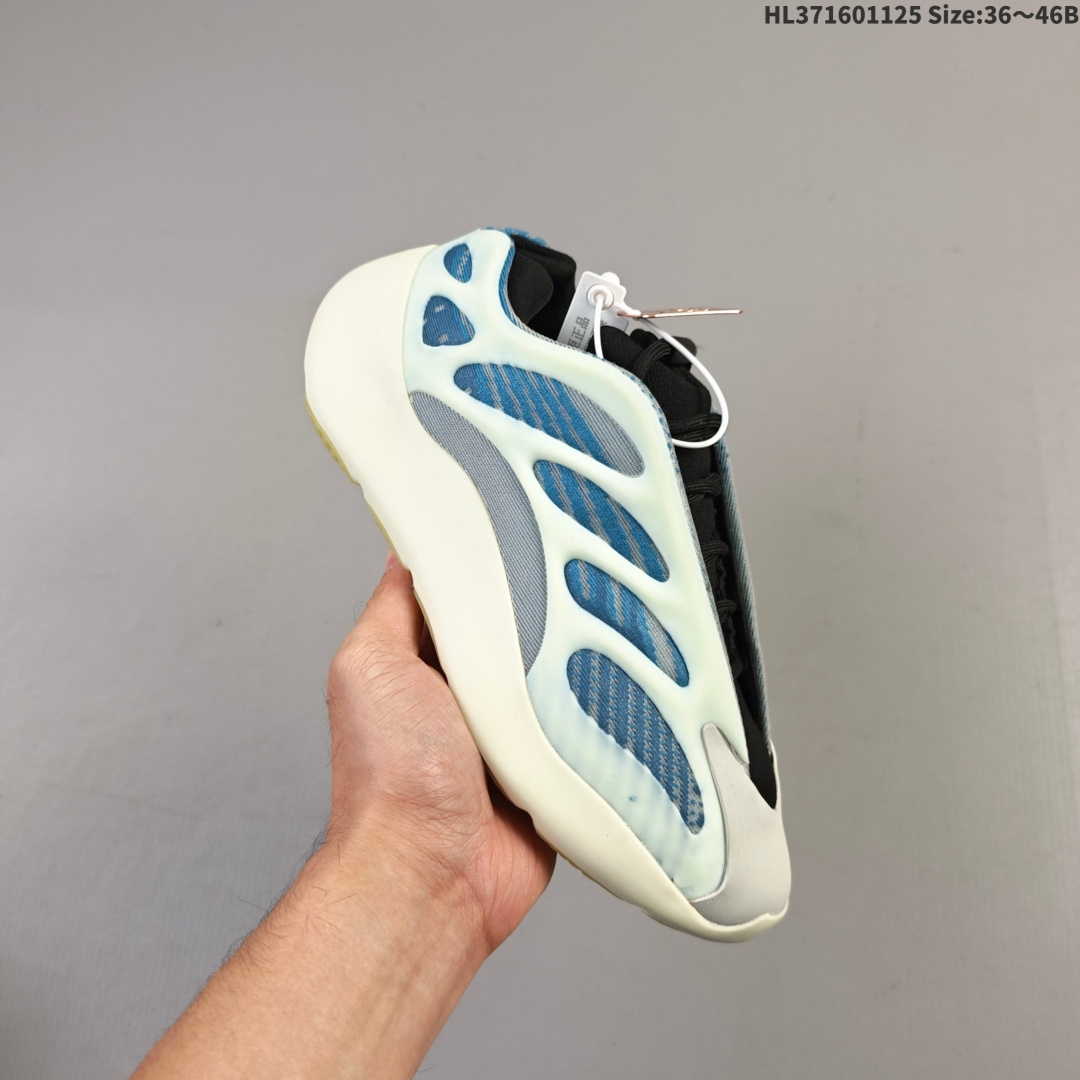 集合💰160
Adidas/阿迪达斯 原纸板原档案原楦头开模打造，内嵌正确缓震Bounce材质，高频KPU夜光呈现密密麻麻颗粒感，独家全新私模开发大底，原厂镂空针织网眼织物，同源夜光效果两侧稳固支撑骨架双翼❗️竟隐藏夜光效果，上脚香死了❗️侃爷Kanye West x Adidas Yeezy 700 V3 Alvah"Black"低帮复古休闲运动穿搭慢跑鞋 H67799
码数：36 36.5 37 38 38.5 39 40 40.5 41 42 42.5 43 44 45 46
编码：HL371601125 Size:36～46B