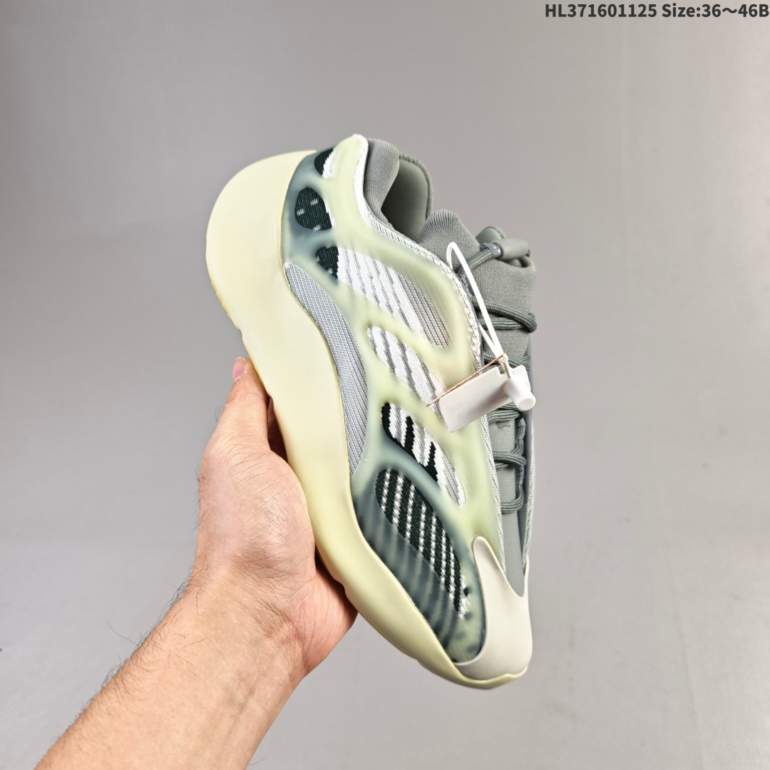 集合💰160
Adidas/阿迪达斯 原纸板原档案原楦头开模打造，内嵌正确缓震Bounce材质，高频KPU夜光呈现密密麻麻颗粒感，独家全新私模开发大底，原厂镂空针织网眼织物，同源夜光效果两侧稳固支撑骨架双翼❗️竟隐藏夜光效果，上脚香死了❗️侃爷Kanye West x Adidas Yeezy 700 V3 Alvah"Black"低帮复古休闲运动穿搭慢跑鞋 H67799
码数：36 36.5 37 38 38.5 39 40 40.5 41 42 42.5 43 44 45 46
编码：HL371601125 Size:36～46B