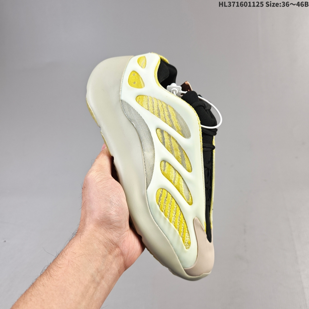 集合💰160
Adidas/阿迪达斯 原纸板原档案原楦头开模打造，内嵌正确缓震Bounce材质，高频KPU夜光呈现密密麻麻颗粒感，独家全新私模开发大底，原厂镂空针织网眼织物，同源夜光效果两侧稳固支撑骨架双翼❗️竟隐藏夜光效果，上脚香死了❗️侃爷Kanye West x Adidas Yeezy 700 V3 Alvah"Black"低帮复古休闲运动穿搭慢跑鞋 H67799
码数：36 36.5 37 38 38.5 39 40 40.5 41 42 42.5 43 44 45 46
编码：HL371601125 Size:36～46B