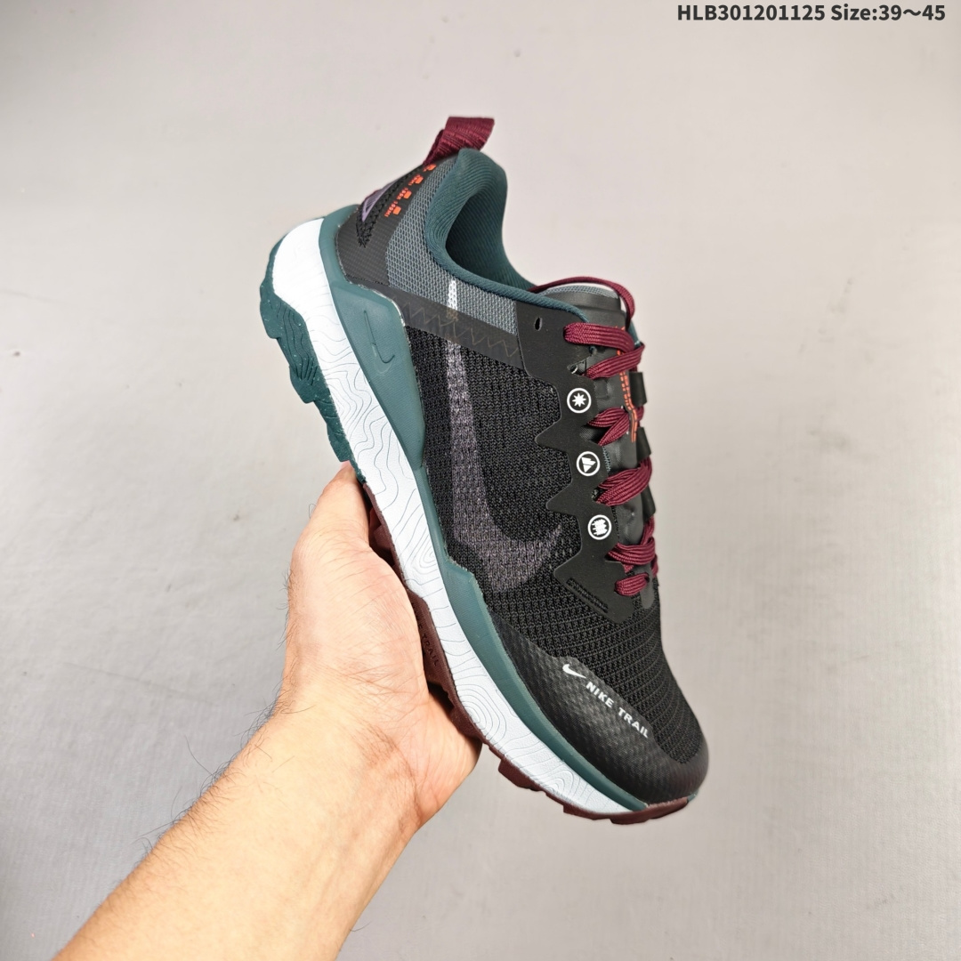 集合 耐克 NIKE REACT WILDHORSE 8 男子越野跑步鞋NIKE跑步鞋 缓震透气 运动鞋,穿上Nike Wildhorse 8 越野跑步鞋,由步道起点往山顶前进,沿途征服蜿蜒小径、起伏山丘和棘手急弯. 此鞋款专为越野跑设计,集强劲抓地力、回弹缓震效能和可靠包覆设计于一身,助你在应对长距离越野跑和崎岖地形时站稳脚步,不断向前.优点:耐用,出色的锁定效果,充足的脚趾空间,在泥泞、湿地和雪地上有很好的抓地力,在硬地上也很舒适,稳定而具有保护性的中底,平稳、令人愉快的跑步感觉,最适合日常训练和越野长慢跑.HLB301201125