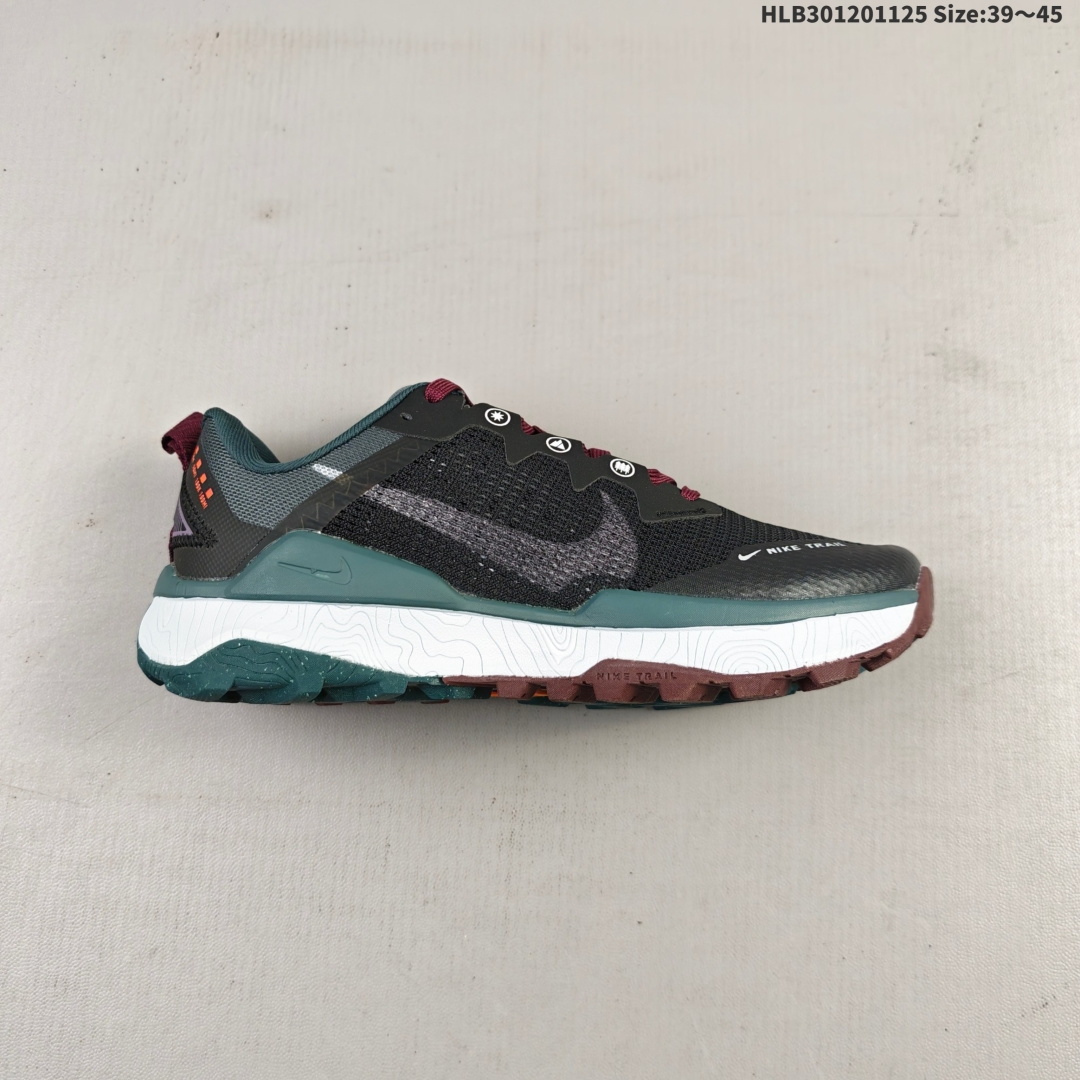 耐克 NIKE REACT WILDHORSE 8 男子越野跑步鞋NIKE跑步鞋 缓震透气 运动鞋,穿上Nike Wildhorse 8 越野跑步鞋,由步道起点往山顶前进,沿途征服蜿蜒小径、起伏山丘和棘手急弯. 此鞋款专为越野跑设计,集强劲抓地力、回弹缓震效能和可靠包覆设计于一身,助你在应对长距离越野跑和崎岖地形时站稳脚步,不断向前.优点:耐用,出色的锁定效果,充足的脚趾空间,在泥泞、湿地和雪地上有很好的抓地力,在硬地上也很舒适,稳定而具有保护性的中底,平稳、令人愉快的跑步感觉,最适合日常训练和越野长慢跑.HLB301201125