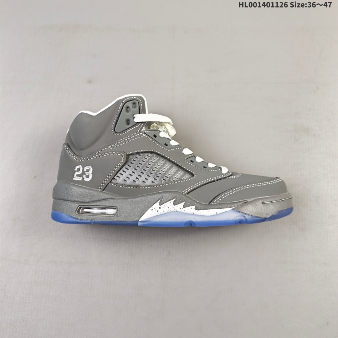 💰140
Air Jordan 5 Retro "Wolf Grey" 高帮 复刻狼灰色 AJ5 乔丹5代 aj5 乔5 高邦 狼灰 乔丹篮球鞋系列 鞋身整体选用狼灰优质麂皮打造，鞋身侧面的透气TPU网格使用白色呈现，让人印象深刻；整体在狼灰色的基础上，在内衬饰有白色搭配，鞋舌部分依旧保留经典3M反光材质呈现，并带有白色Jumpman Logo点缀；中底可视化透明Air Sole气垫，后跟Jumpzman Logo采用白色刺绣点缀，与鞋舌相呼应。标志性的23刺绣依旧保留在鞋后跟侧下方，中底部分的银色鲨鱼齿非常醒目，鞋底使用灰色中底搭配冰蓝透明水晶大底呈现，水晶大底下印有黑色Jumpmman Logo，为整个设计收尾。
货号：DD0587-002（2025版）
尺码：36 37.5 38 39 40 41 42 43 44 45 46 47HL001401126 Size:36～47