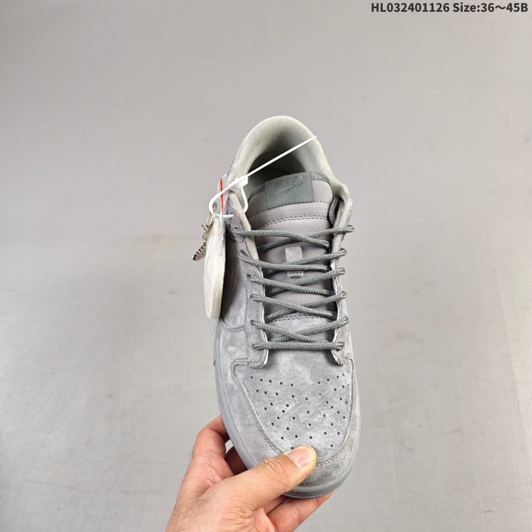 💰240
NIKE DUNK SB LOW 全新配色  supreme联名
定制Dunk SB顾名思义，具有经典的Dunk血缘，又注入了更多的时尚元素。相较于普通的Dunk滑板鞋，改良版的Dunk SB加厚了鞋舌的填充，使舒适性大大提升，同时也更方便穿脱；中底部分则加入了脚感柔软舒适Zoom Air气垫，有效吸收滑板等极限运动在落地时带来的冲击力，为街头运动者们提供更好的保护  
货号：SD8888 005
尺码：36 36.5 37.5 38 38.5 39 40 40.5 41 42 42.5 43 44 45HL032401126 Size:36～45B