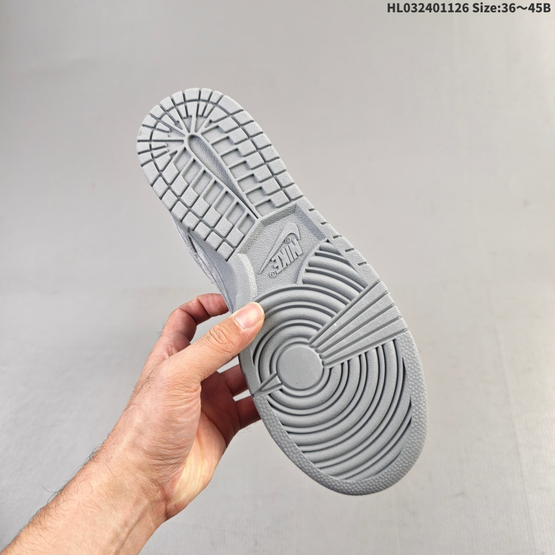 💰240
NIKE DUNK SB LOW 全新配色  supreme联名
定制Dunk SB顾名思义，具有经典的Dunk血缘，又注入了更多的时尚元素。相较于普通的Dunk滑板鞋，改良版的Dunk SB加厚了鞋舌的填充，使舒适性大大提升，同时也更方便穿脱；中底部分则加入了脚感柔软舒适Zoom Air气垫，有效吸收滑板等极限运动在落地时带来的冲击力，为街头运动者们提供更好的保护  
货号：SD8888 005
尺码：36 36.5 37.5 38 38.5 39 40 40.5 41 42 42.5 43 44 45HL032401126 Size:36～45B