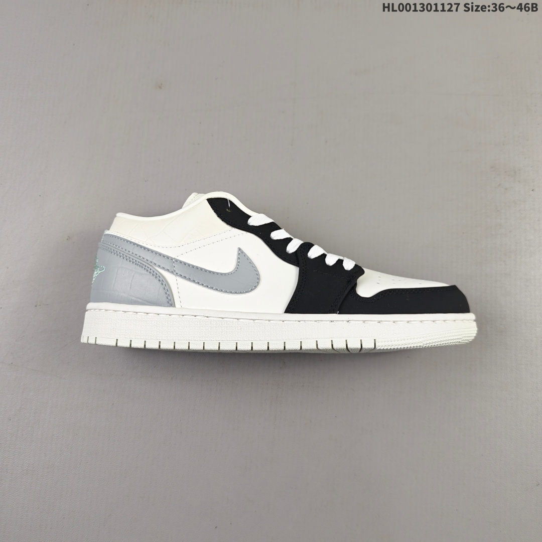 头层带半码 Air Jordan 1 Low "Soft Pearl" 低帮 白灰黑 AJ1 乔丹1代 aj1 乔1 低邦 白灰黑 乔丹篮球鞋系列 鞋身整体采用柔和的米白色皮革打造,搭配黑色覆层,后跟处和鞋口处鳄鱼压纹质感,散发出低调而清新的气息;鞋身两侧Swoosbh Logo及后部采用灰色点缀,为鞋款增添了奢华感 鞋子的内衬也换成了柔软的皮革,此外,鞋舌上镶嵌着绿松石般的铆钉,仿佛有些许摇滚的味道,Jumpman Logo以奶白色刺绣呈现,后跟经典的Wings Logo标志则采用了同色调处理,奶白色的加入使鞋款尽显优雅格调;最后以奶白色的中底搭配同色橡胶外底完善整体设计收尾. 货号:IO2242-101 HL001301127 B