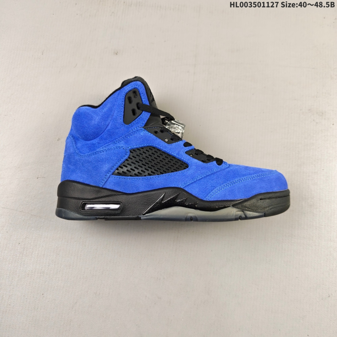 纯原版本 Air Jordan 5 Retro 高帮 蓝黑麂皮 AJ5 乔丹5代 aj5 乔5 高邦 蓝黑色 乔丹篮球鞋系列 鞋身整体以蓝色麂皮打造,鞋身侧面的透气TPU网格则使用黑色呈现,标志性的鲨鱼锯齿元素则采用黑色点缀,鞋舌部分标志性的3M反光设计依旧保留,并且带有黑色Jumpman Logo呈现,中底可视化透明Air Sole气垫,后跟Nike Swoosh Logo及Air采用黑色刺绣点缀,与鞋舌相呼应.鞋底使用黑色中底搭配黑色水晶橡胶大底呈现,水晶大底下印有黑色Jumpmaan Logo,为整个设计收尾. 货号:DD0587-400 HL003501127 B