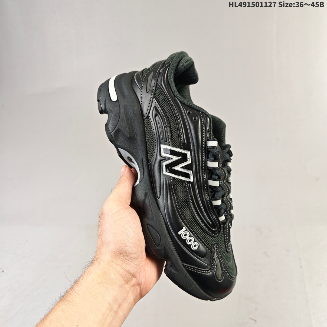 集合二 New Balance M1000 NB新百伦系列低帮复古老爹风休闲运动慢跑鞋 全套原楦原纸板原厂数据开发 进口三明治网面 原装进口皮料正确绒感卡色 正确中底拉帮中底网布细节 原厂标裁 带紫光防伪 定制后跟透明水晶模块 冲裁组合 大底贴合程度胶水上色把控完美 多道序QC把关品质完善 匠心打造 NB1000系列作为NB最高端的鞋型 诞生于1999年 一度成为当年的热门鞋型 神似Air Max95 现在看来也是一双符合潮流趋势的复古老爹鞋型 此番Teddy Santis亲自操刀 将丰富的配色和升级材质于复古的1000鞋型结合 鞋身采用米色、绿色和粉色的搭配 ”N“字Logo也以全新的设计呈现 以1000标志性的网布和皮革材质打造 带来全新的视觉体验 货号:M1000JDA 编码:HL491501127 B