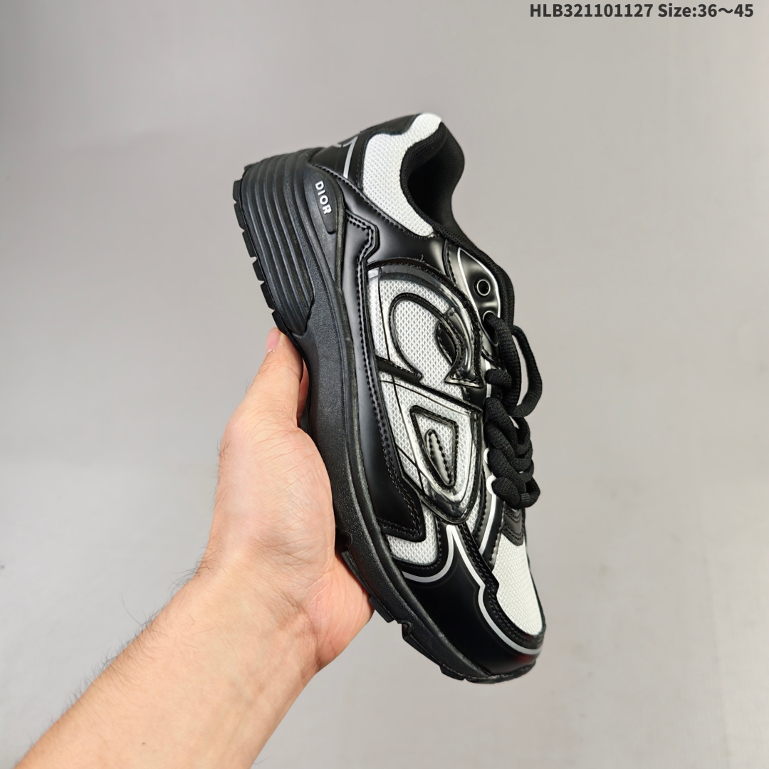 集合一💰110 ✅Dior迪奥B30网眼织物厚底系带休闲低帮运动鞋男女同款老爹鞋 这款 B30 Countdown 低帮运动鞋已成为 Dior 别具一格的经典新品,时尚而富有运动风范。采用煤灰色网眼织物精心制作,搭配黑色、蓝色和迪奥灰科技面料,饰以反光 CD30 标志提升格调,富有美感。鞋舌和鞋跟处饰以银色调 Dior B30 和 CD30 标志。轻盈的纹理效果橡胶鞋底饰以众多特色细节,内部弹力饰带打造理想的舒适穿着体验。可与各式休闲单品搭配,打造精致造型。 ID:HLB321101127 Size:36~45