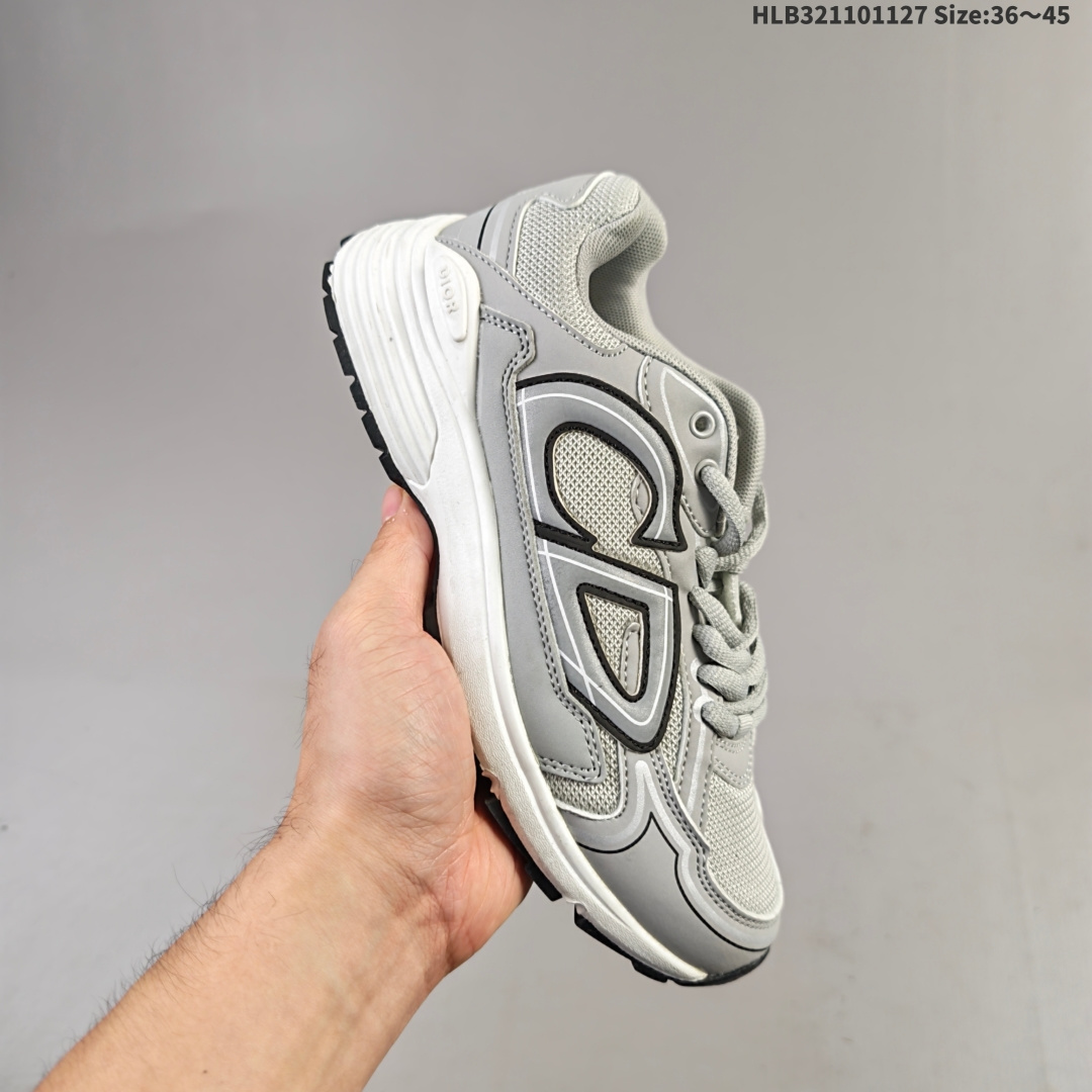 集合二💰110
✅Dior迪奥B30网眼织物厚底系带休闲低帮运动鞋男女同款老爹鞋 这款 B30 Countdown 低帮运动鞋已成为 Dior 别具一格的经典新品,时尚而富有运动风范。采用煤灰色网眼织物精心制作,搭配黑色、蓝色和迪奥灰科技面料,饰以反光 CD30 标志提升格调,富有美感。鞋舌和鞋跟处饰以银色调 Dior B30 和 CD30 标志。轻盈的纹理效果橡胶鞋底饰以众多特色细节,内部弹力饰带打造理想的舒适穿着体验。可与各式休闲单品搭配,打造精致造型。
ID:HLB321101127 Size:36~45