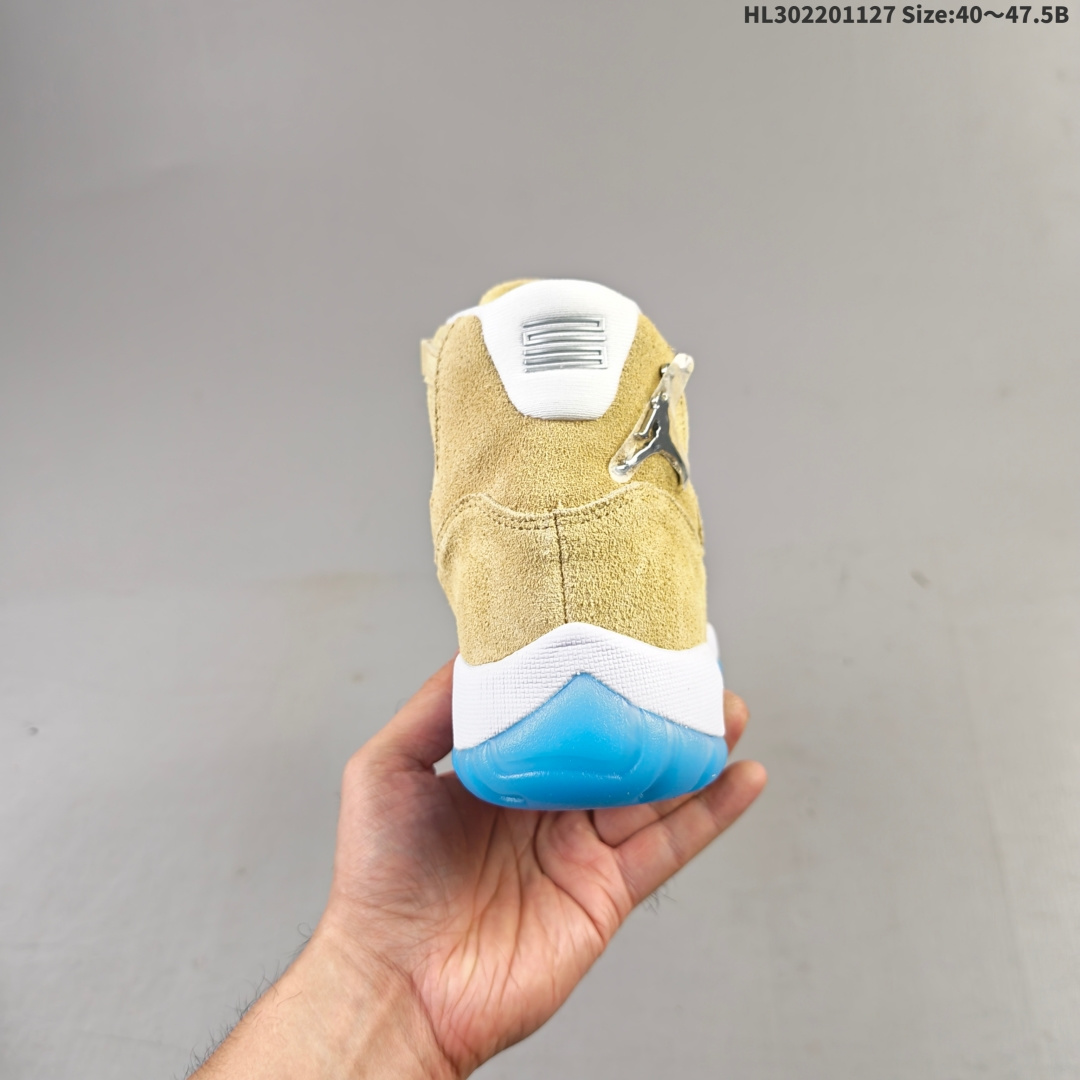 💰220
Air Jordan 11 Retro "H-Town" 高帮 北美限定 
 休斯顿限定 褐蓝色 AJ11 乔丹11代 aj11 乔11 高邦 土褐色 乔丹篮球鞋系列 配色设计灵感源自工业城市休斯顿，全鞋构色灵感源自当地汽车文化，鞋身大面积米黄色设定源于汽车后备箱绒面革，搭配土褐色绒面革材质覆盖层，展现出不错的整体性设计；后跟依然使用经典的"二三"并且采用银色进行点缀，鞋跟侧身手持钻石Jumpman Logo以标志则来自汽车四周的金属镀铬条，自带一种简约高贵的气质；鞋带孔辅以白色绣标上点缀蓝色迷你Jumppman Logo刺绣，营造出奢华的氛围，最后以白色中底、大面积碳板和蓝色透明水晶外底及白色Jumpmman Logo完善整体设计收尾。
货号：IO8960-707（2025版）HL302201127 Size:40～47.5B