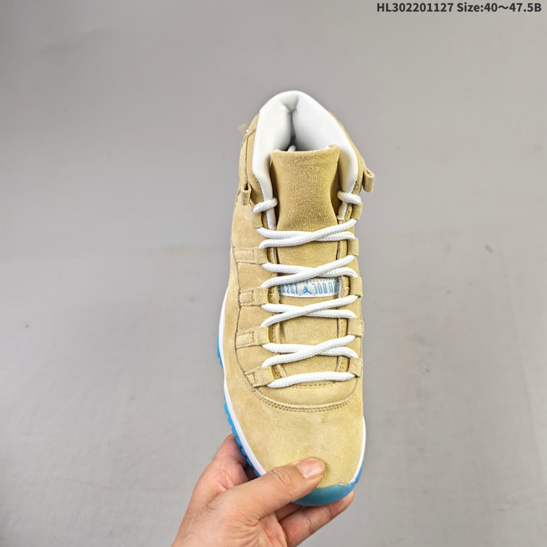 💰220
Air Jordan 11 Retro "H-Town" 高帮 北美限定 
 休斯顿限定 褐蓝色 AJ11 乔丹11代 aj11 乔11 高邦 土褐色 乔丹篮球鞋系列 配色设计灵感源自工业城市休斯顿，全鞋构色灵感源自当地汽车文化，鞋身大面积米黄色设定源于汽车后备箱绒面革，搭配土褐色绒面革材质覆盖层，展现出不错的整体性设计；后跟依然使用经典的"二三"并且采用银色进行点缀，鞋跟侧身手持钻石Jumpman Logo以标志则来自汽车四周的金属镀铬条，自带一种简约高贵的气质；鞋带孔辅以白色绣标上点缀蓝色迷你Jumppman Logo刺绣，营造出奢华的氛围，最后以白色中底、大面积碳板和蓝色透明水晶外底及白色Jumpmman Logo完善整体设计收尾。
货号：IO8960-707（2025版）HL302201127 Size:40～47.5B