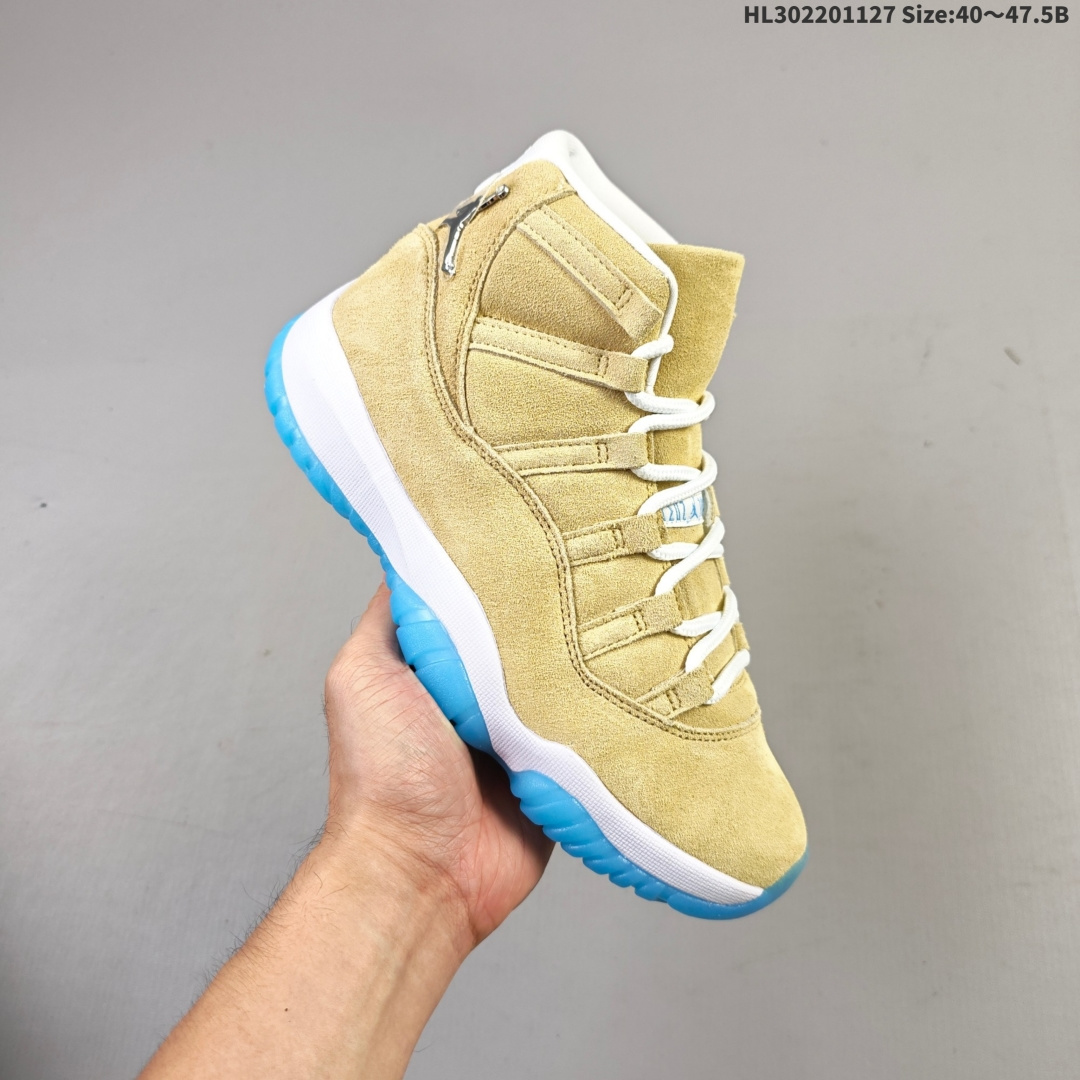 💰220
Air Jordan 11 Retro "H-Town" 高帮 北美限定 
 休斯顿限定 褐蓝色 AJ11 乔丹11代 aj11 乔11 高邦 土褐色 乔丹篮球鞋系列 配色设计灵感源自工业城市休斯顿，全鞋构色灵感源自当地汽车文化，鞋身大面积米黄色设定源于汽车后备箱绒面革，搭配土褐色绒面革材质覆盖层，展现出不错的整体性设计；后跟依然使用经典的"二三"并且采用银色进行点缀，鞋跟侧身手持钻石Jumpman Logo以标志则来自汽车四周的金属镀铬条，自带一种简约高贵的气质；鞋带孔辅以白色绣标上点缀蓝色迷你Jumppman Logo刺绣，营造出奢华的氛围，最后以白色中底、大面积碳板和蓝色透明水晶外底及白色Jumpmman Logo完善整体设计收尾。
货号：IO8960-707（2025版）HL302201127 Size:40～47.5B