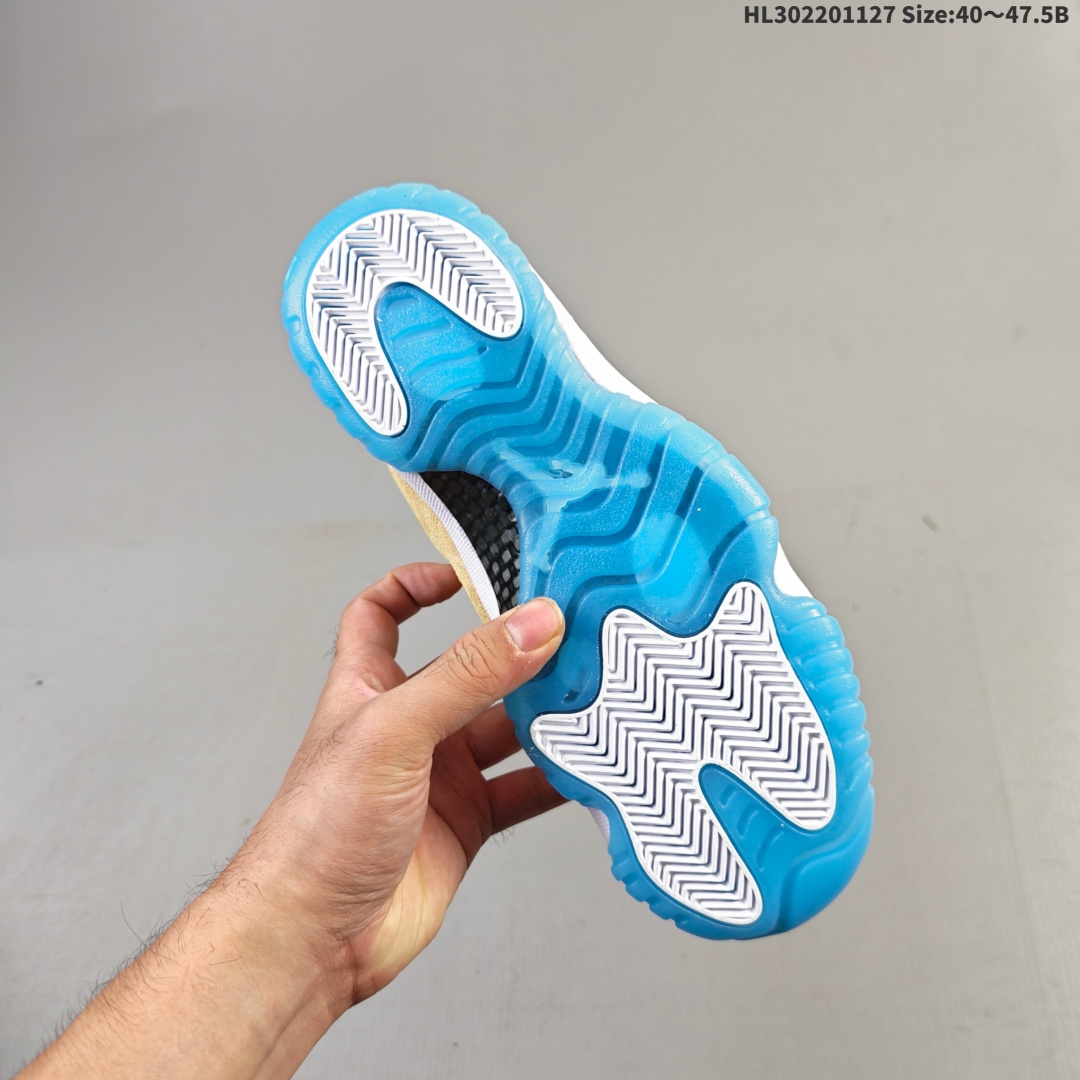 💰220
Air Jordan 11 Retro "H-Town" 高帮 北美限定 
 休斯顿限定 褐蓝色 AJ11 乔丹11代 aj11 乔11 高邦 土褐色 乔丹篮球鞋系列 配色设计灵感源自工业城市休斯顿，全鞋构色灵感源自当地汽车文化，鞋身大面积米黄色设定源于汽车后备箱绒面革，搭配土褐色绒面革材质覆盖层，展现出不错的整体性设计；后跟依然使用经典的"二三"并且采用银色进行点缀，鞋跟侧身手持钻石Jumpman Logo以标志则来自汽车四周的金属镀铬条，自带一种简约高贵的气质；鞋带孔辅以白色绣标上点缀蓝色迷你Jumppman Logo刺绣，营造出奢华的氛围，最后以白色中底、大面积碳板和蓝色透明水晶外底及白色Jumpmman Logo完善整体设计收尾。
货号：IO8960-707（2025版）HL302201127 Size:40～47.5B