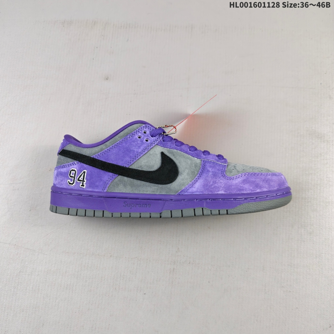 💰160
头层带半码
Supreme x Nike Dunk SB Low Pro OG Sup x 耐克 SB 低帮 联名紫色 鞋身整体以黑色作为主色调，搭配紫色框架覆盖层，使鞋款十分百搭，鞋舌绣标上以Nike Swoosh Logo呈现，鞋身两侧的Swoosh Logos采用黑色点缀，后跟饰片采辅以紫色麂皮妆点，鞋舌是网眼布材料，增强了透气性，整体十分百搭；后跟Nike字样以白色刺绣妆点，后跟雕刻Supreme创办年份94数字，而"Nike SB x Supreme"吊牌，更是为整体造型增添了一抹标志性的独特风采；此外中底位置也带有压印的Supreme标识，以及鞋垫也采用标志性的红色加上双方Logob呈现，彰显联名身份；最后以紫色中底搭配黑色橡胶外底完善整体设计收尾。
货号：HQ8487-500
尺码：36 36.5 37.5 38 38.5 39 40 40.5 41 42 42.5 43 44 44.5 45 46HL001601128 Size:36～46B
