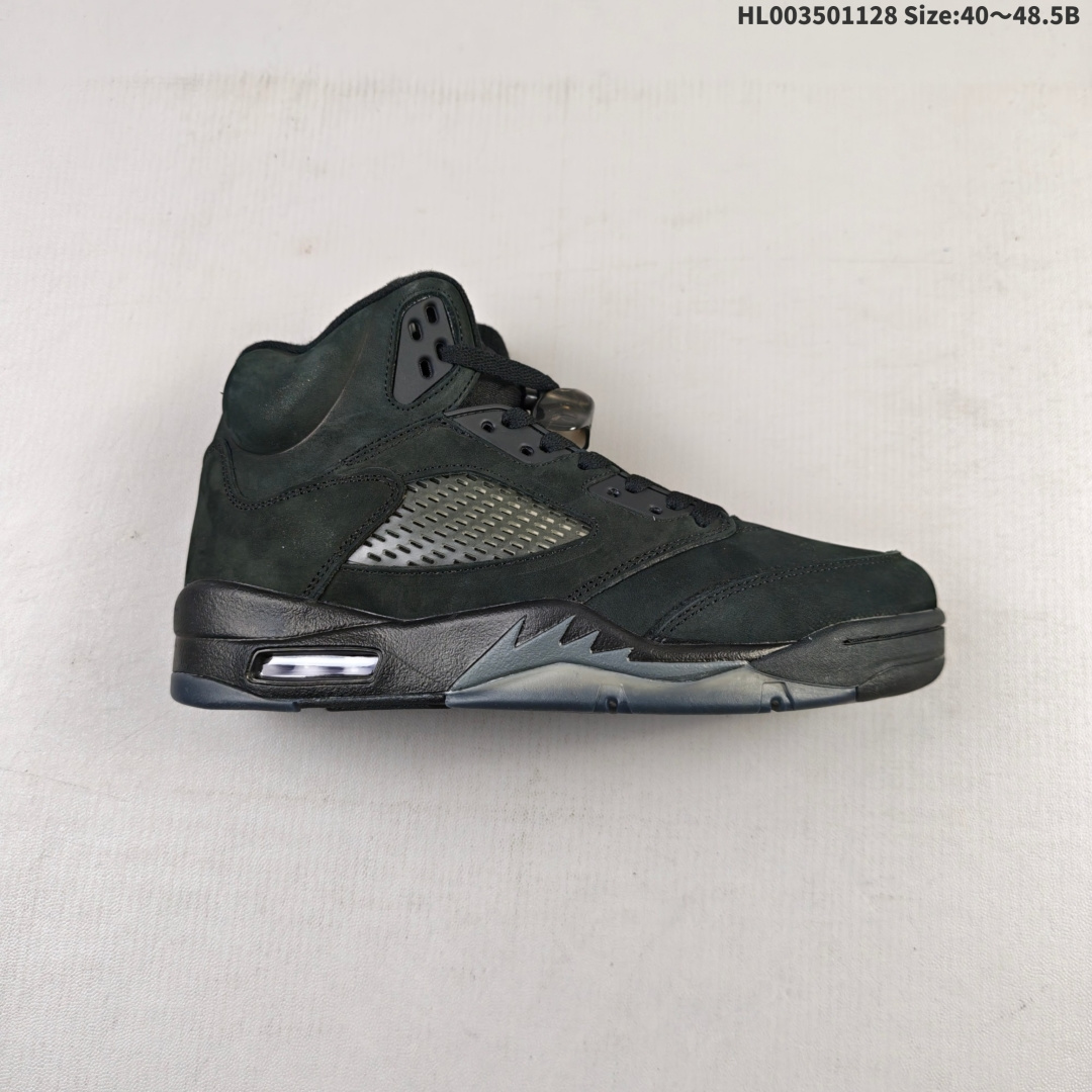 纯原版本 Air Jordan 5 Retro "Black Cat" 高帮 黑猫 AJ5 乔丹5代 aj5 乔5 高邦 黑银 乔丹篮球鞋系列 整双鞋采用了酷酷的黑色磨砂面料为主色调,整体颜值还是非常不错的;鞋身侧面的透气网格则使用透明水晶呈现,标志性的鲨鱼锯齿元素则采用黑色泼墨点缀,鞋舌部分标志性的3M反光设计改为黑色织物呈现,并且带有黑色Jumpman Logo点缀.中底可视化透明Air Sole气垫,后跟Jumpman Logo采用黑色刺绣点缀,与鞋舌相呼应.鞋底使用黑色中底搭配黑白水晶大底呈现,水晶大底下印有黑色Jumpmaan Logo,为整个设计收尾. 货号:FZ2239-001 HL003501128 B