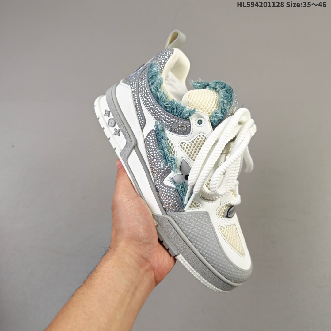 集合💰420
路易威登 Louis Vuitton LV路易威登板鞋 时尚运动鞋潮厚底增高男女鞋。舒适防滑底和百搭性霸屏整个时尚娱乐圈，细节调整完美主义！采用柔软帆布皮革拼接鞋面，独家开模大底， 侧边采用3D打印标志性Logo 尽显贵族时尚气息，配带正品全套包装。全新LV路易威登Louis vuitton Trainer Sneaker Low 休闲运动文化百搭板鞋。
编码：HL594201128