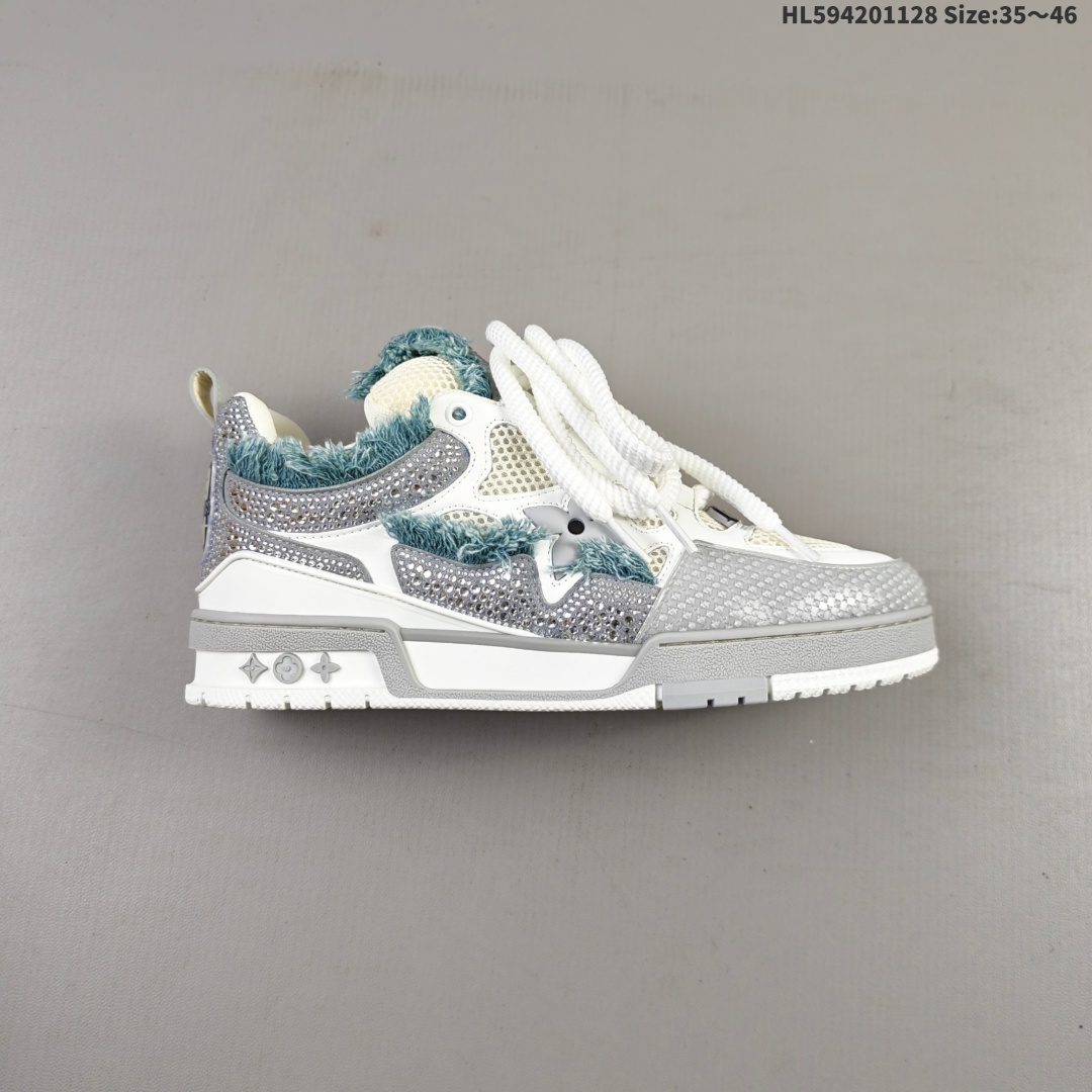 💰420
路易威登 Louis Vuitton LV路易威登板鞋 时尚运动鞋潮厚底增高男女鞋。舒适防滑底和百搭性霸屏整个时尚娱乐圈，细节调整完美主义！采用柔软帆布皮革拼接鞋面，独家开模大底， 侧边采用3D打印标志性Logo 尽显贵族时尚气息，配带正品全套包装。全新LV路易威登Louis vuitton Trainer Sneaker Low 休闲运动文化百搭板鞋。
编码：HL594201128