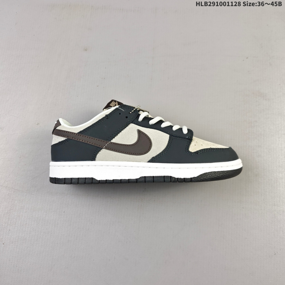 💰100
耐克大友克洋联名Otomo Katsuhiro x Nk SB Dunk Low "Steamboy OST" 著名漫画大师-大友克洋低帮运动休闲板鞋 阿根廷冠军，蒸汽少年摩卡板鞋，配色以主人公雷为基调浓重的怀旧味道 鞋身整体采用麂皮材质打造以摩卡为主色调。鞋身的框架以及Swoosh处拼接而成。鞋带、鞋身整体视觉效果十分亮眼，鞋底采用白色中底搭配同色外底呈现，为整个设计收尾 。
货号：LF0039-001
码数：36 36.5 37.5 38 38.5 39 40 40.5 41 42 42.5 43 44 45
编码：HLB291001128 Size:36～45B