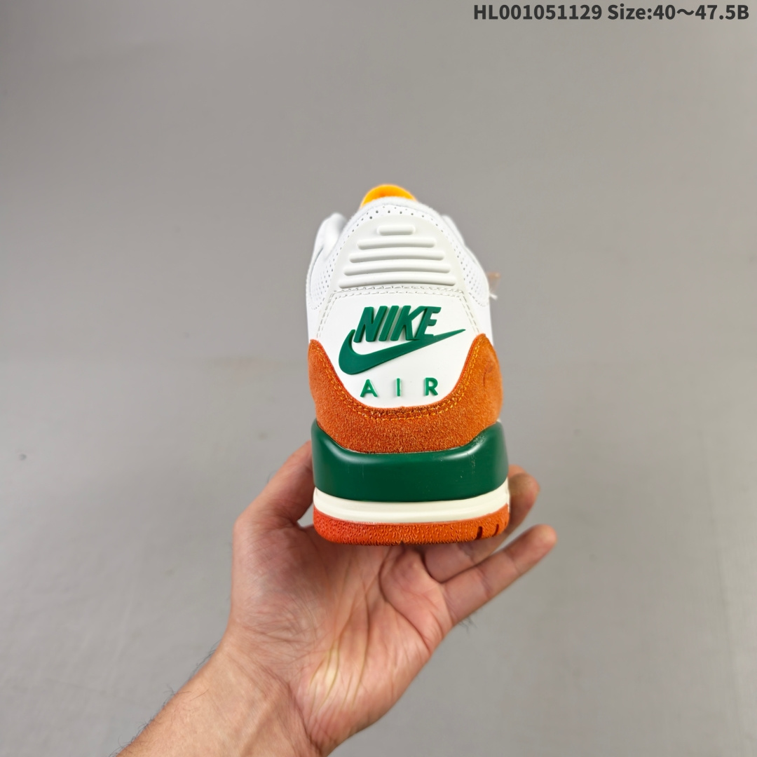 💰105
真标带半码
Solefly x Air Jordan 3 Retro 迈阿密联名 白绿橙 AJ3 乔丹3代 aj3 乔3 白绿橙 乔丹篮球鞋系列 迈阿密鞋店Solefly和Jordan Brandh再次联手，打造全新的Air Jordan 3联名款，设计灵感源于主理人Carlos Prieto的家族从古巴到迈阿密的移民故事，橙绿配色不仅呼应迈阿密飓风队，更象征着活力与传承。鞋身以白色皮革为基底，搭配绿色麂皮鞋头与橙色麂皮后跟，质感高级又复古；鞋舌上Jumpyman Logo采用绿色点缀，中底采用做旧奶油色，搭配橙色橡胶外底，瞬间拉回80年代氛围；后跟点缀SoleFly浮雕Logo与Nike Air标志，彩蛋是鞋舌绣有"SUNSHINE STATE"和"MIAMI"字样，彩蛋十足！
货号：IO1752-100
尺码：40 40.5 41 42 42.5 43 44 44.5 45 46 47.5HL001051129 Size:40～47.5B