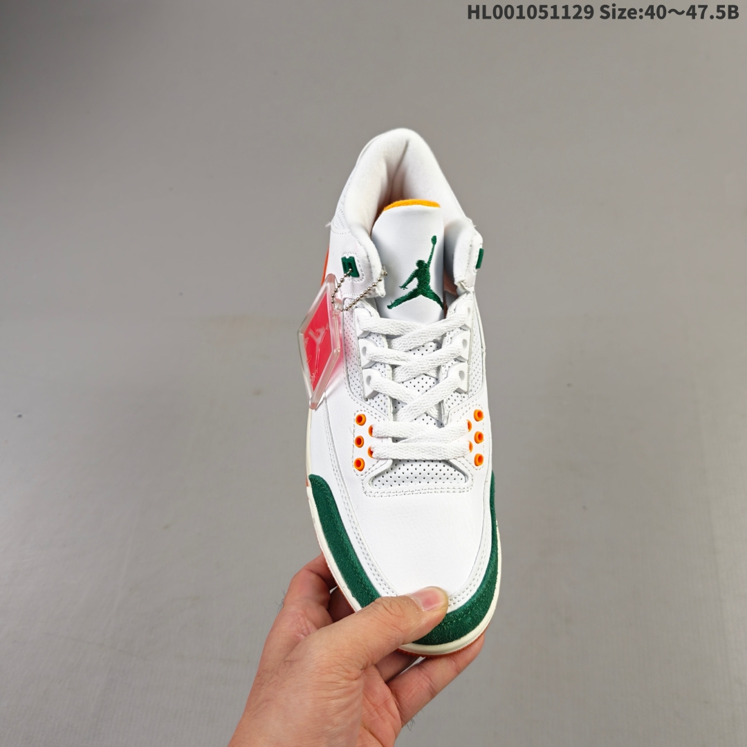 💰105
真标带半码
Solefly x Air Jordan 3 Retro 迈阿密联名 白绿橙 AJ3 乔丹3代 aj3 乔3 白绿橙 乔丹篮球鞋系列 迈阿密鞋店Solefly和Jordan Brandh再次联手，打造全新的Air Jordan 3联名款，设计灵感源于主理人Carlos Prieto的家族从古巴到迈阿密的移民故事，橙绿配色不仅呼应迈阿密飓风队，更象征着活力与传承。鞋身以白色皮革为基底，搭配绿色麂皮鞋头与橙色麂皮后跟，质感高级又复古；鞋舌上Jumpyman Logo采用绿色点缀，中底采用做旧奶油色，搭配橙色橡胶外底，瞬间拉回80年代氛围；后跟点缀SoleFly浮雕Logo与Nike Air标志，彩蛋是鞋舌绣有"SUNSHINE STATE"和"MIAMI"字样，彩蛋十足！
货号：IO1752-100
尺码：40 40.5 41 42 42.5 43 44 44.5 45 46 47.5HL001051129 Size:40～47.5B