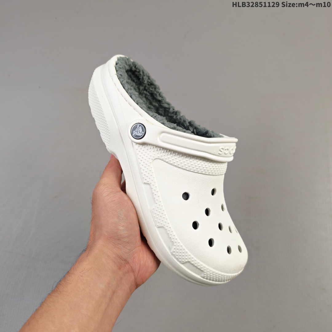 集合💰85 加毛
卡洛驰crocs 男女鞋新款经典榴莲洞洞鞋夏季户外沙滩鞋骆休闲包头凉拖鞋 n榴莲榴莲克骆格在经典克骆格的基础上，大胆采用凹凸不规则的设计，形成独特的几何感鞋面；这款鞋子将舒适与轻便提升到了一个新的高度。💦 最不怕水的洞洞鞋，脏了只需冲洗即可。耐磨的crosli材质，轻便、柔软且具有极佳的柔韧性，让你随意踩水、踩沙。🌿 环保材质，无毒无味，穿着越久越舒适，适合所有年龄段的人群。无论是日常出行还是户外活动，都是你的理想选择。👟 潮流时尚的洞洞鞋设计，搭配独特的鞋花，让你的穿搭更加出彩。快来体验这款集舒适、轻便与时尚于一体的Crocs榴莲洞洞鞋吧！
编码：HLB32851129