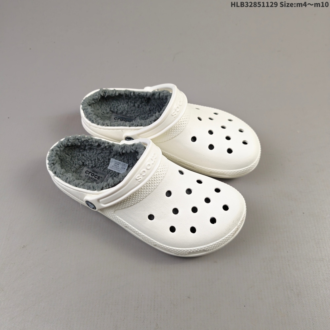 集合💰85 加毛
卡洛驰crocs 男女鞋新款经典榴莲洞洞鞋夏季户外沙滩鞋骆休闲包头凉拖鞋 n榴莲榴莲克骆格在经典克骆格的基础上，大胆采用凹凸不规则的设计，形成独特的几何感鞋面；这款鞋子将舒适与轻便提升到了一个新的高度。💦 最不怕水的洞洞鞋，脏了只需冲洗即可。耐磨的crosli材质，轻便、柔软且具有极佳的柔韧性，让你随意踩水、踩沙。🌿 环保材质，无毒无味，穿着越久越舒适，适合所有年龄段的人群。无论是日常出行还是户外活动，都是你的理想选择。👟 潮流时尚的洞洞鞋设计，搭配独特的鞋花，让你的穿搭更加出彩。快来体验这款集舒适、轻便与时尚于一体的Crocs榴莲洞洞鞋吧！
编码：HLB32851129