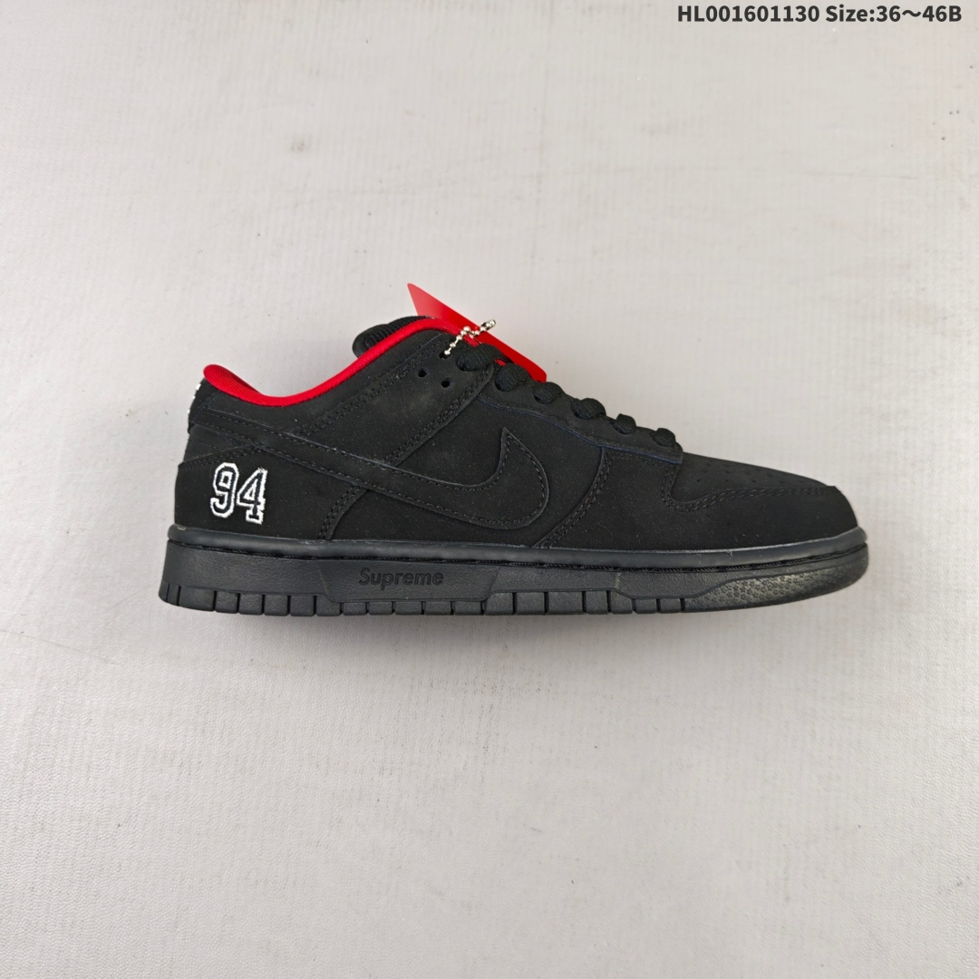 头层带半码 Supreme x Nike Dunk SB Low Pro OG Sup x 耐克 SB 低帮 联名黑红 鞋身整体以黑色作为主色调,搭配黑色框架覆盖层,使鞋款十分百搭,鞋舌绣标上以Nike Swoosh Logo呈现,鞋身两侧的Swoosh Logos采用黑色点缀,后跟饰片采辅以黑色皮革妆点,鞋舌是网眼布材料,增强了透气性,整体十分百搭;后跟Nike字样以黑色刺绣妆点,后跟雕刻Supreme创办年份94数字,中底带有Supreme字样,彰显联名身份;最后以黑色中底搭配同色橡胶外底完善整体b设计收尾. 货号:HQ8487-001 HL001601130 B