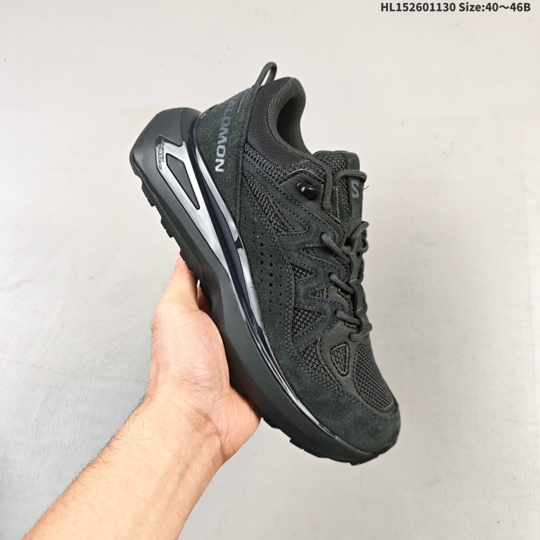 集合💰260
【巅峰版】SALOMON萨洛蒙 ODYSSEY ELMT LOW LTR 柔软舒适 耐磨透气轻便 低帮 生活休闲鞋 男款 雷军同款 473766
纯原外贸平台特供订单
耗时半年巨作 全套原纸板楦头开发
原厂特供网布配套加持 确保原汁原味
完美呈现版型 原档数据独家私模五层组合大底
原装Ortholite轻量化鞋垫 中底布带钢印编号
原厂TPU锁扣 进口港宝加持
后跟自然饱满 还原公司包裹性
鞋面以“锯齿”状的包裹系统呈现
在基色底之下加入了各种色点缀
将公司的最新技术和时尚前卫的造型融入耐用的长跑款式中
鞋面由 TPU 薄膜制成 并焊接在高耐磨网眼上 使其既时尚又坚固 由 ACS底盘支撑 可增强稳定性和支撑力 以及由橡胶凸耳 Contragrip外底覆盖的 EVA 缓冲中底 旨在应对崎岖的地形 鞋舌上的彩色Salomon 标签、Quicklace 系统以及鞋头、鞋舌和鞋跟上的附加品牌使细节更加完美 让穿着者可以轻松驾驭户外与通勤下的任何运动生活场景 无缝鞋身户外随意纵横 颜值与脚感兼备 出街通勤 绝对非常吸睛 你值得拥有HL152601130 Size:40~46B