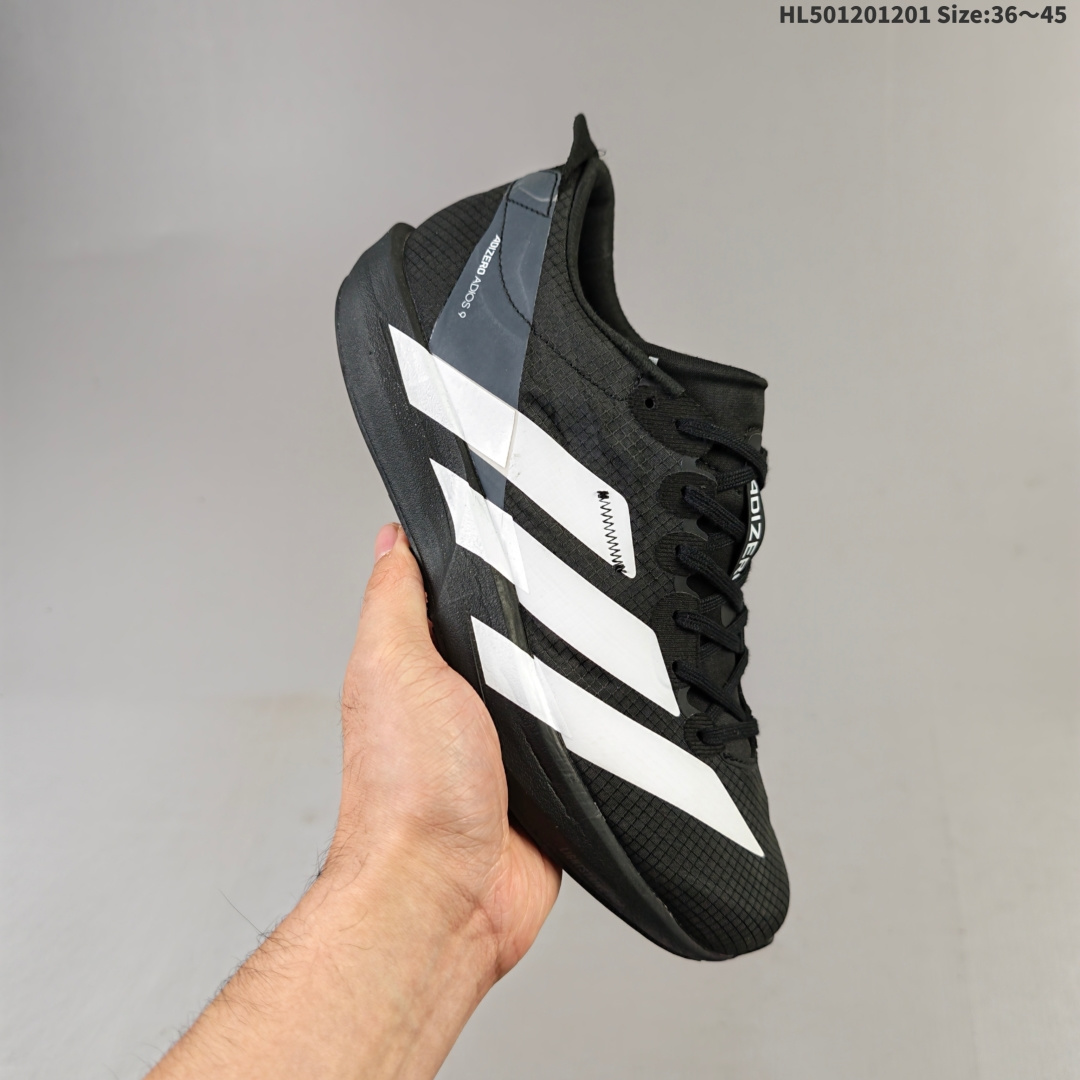 集合二💰120
阿迪达斯（adidas）ADIDAS ADIZERO ADIOS 9 舒适百搭防滑耐磨 低帮跑步鞋 男女同款 超轻稳定透气缓震 男女子马拉松运动跑步鞋 Adios9现在也是往着EVO1的家族化设计语言去做了，银色鞋面搭配橘色三道杠，挺有速度感和科幻感的，这配色看起来有点奥特曼的感觉。泡棉是全掌一整块的LSP，上脚非常软弹贴地，鞋垫也是非常薄的一片，单只41码重量是170克。8代EnergyTorsion抗扭系统是直接拿掉了，只有一块长方形的抗扭片，更考验你个人的爆发力和身体素质。马牌橡胶只在前掌发力区域一小块，其余部分全都是半透明的Lighttraxion，后掌部分几乎是没有做纹路的很光滑，在设计上基本上没有考虑到耐久性。#adios9  #陪我跑步的那双鞋  #竞速我只选这双跑鞋  #竞速训练首选这双  #跑步训练鞋  #秋冬鞋柜大焕新  #阿迪达斯EVO
货号；IH5746
编码HL501201201 Size:36～45