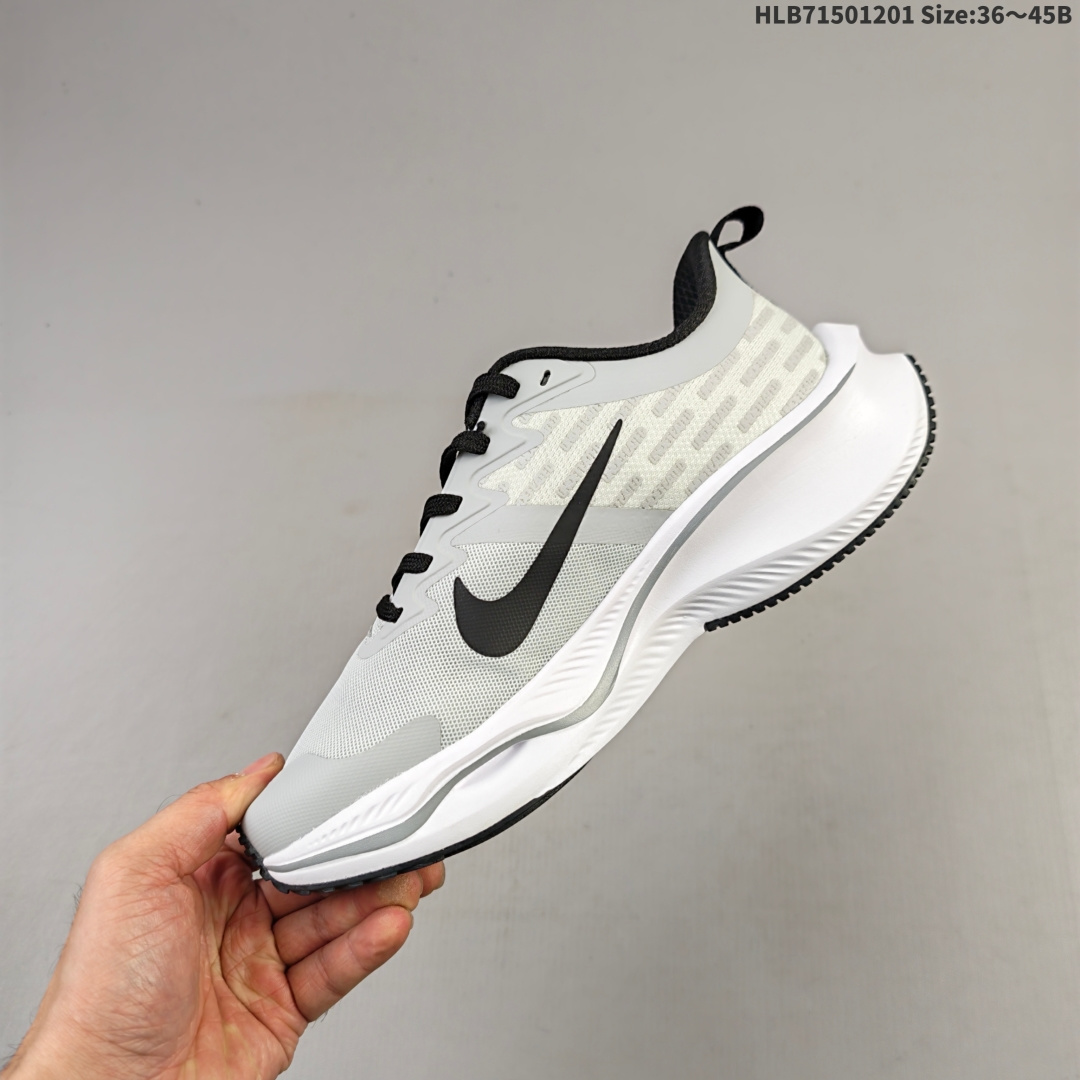 集合💰150
耐克Nike Pegasus ZoomX Plus 超跑飞马网面训练纯原跑步鞋CK4318-018，采用全掌ZoomX中底技术，具有即刻可用的回弹性能和推动感，无需长时间磨合即可体验优异反馈。 1核心技术特点：ZoomX中底：相比传统Zoom气垫，ZoomX材质无需磨合即可发挥优异回弹性能，提供即时反馈和推进力，适合追求快速响应的跑者。轻量化设计：中底密度梯度优化，前掌密度低至0.82g/cm³，后跟密度提升至1.05g/cm³，兼顾缓震与支撑性能。 支撑升级：采用3D打印TPU框架替代传统支撑撑条，精准适配足部形态，减少足部内翻风险。
货号：CK4318
尺码:  36 36.5 37.5 38 38.5 39 40 40.5 41 42 42.5 43 44 45
编码:HLB71501201 Size:36～45B