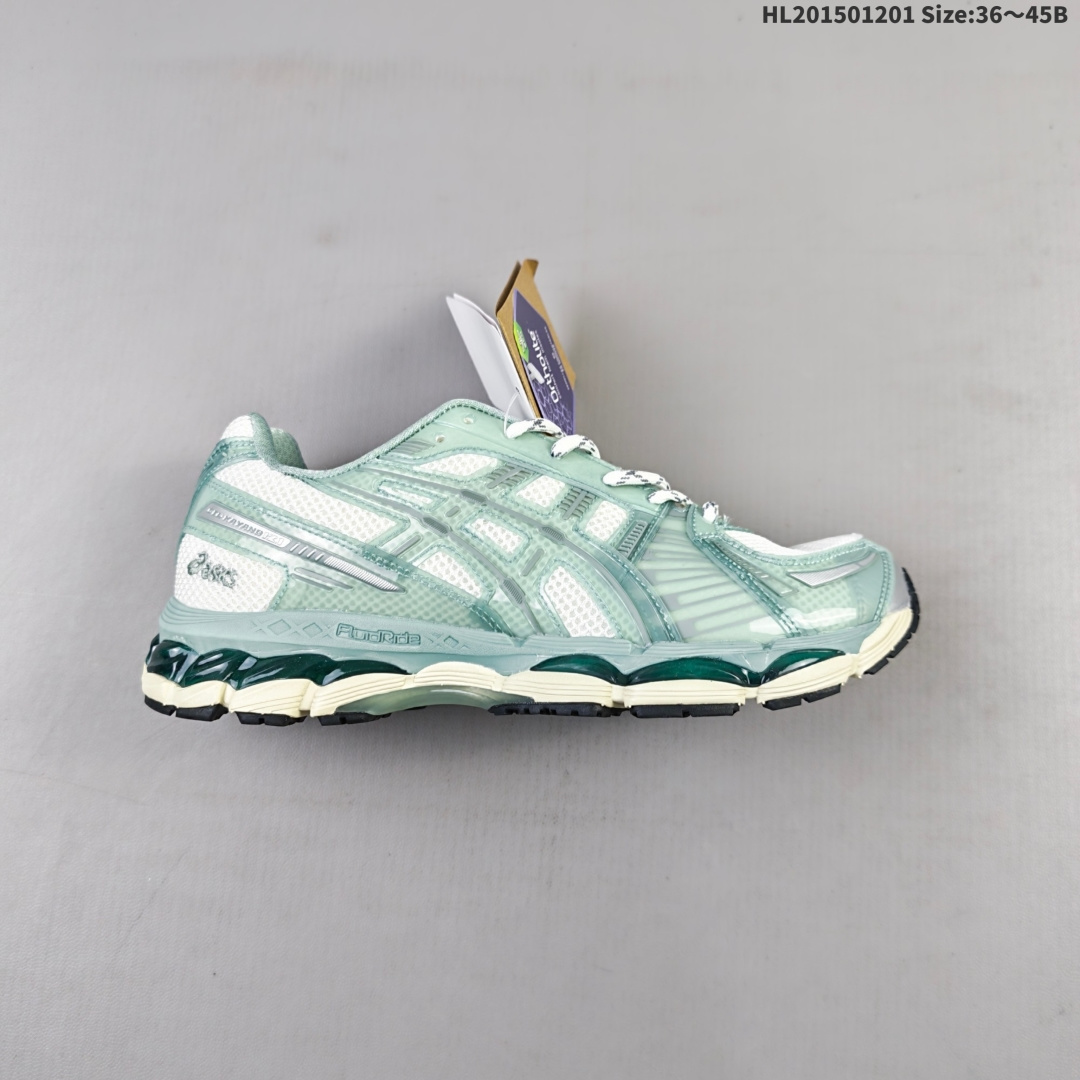 💰150
亚瑟士 KITH x Asics Gel-Kayano 12.1 “Light Sage”运动舒适防滑透气 低帮跑步鞋 厚底增高老爹鞋 该款ASICS Kayano 12.1 x KITH联名款鞋面采用混合版本，集成了Kayano 12的鞋面和GelNimbus 17的缓震系统，鞋盒配有ASICS和KITH的标志，鞋带颜色多样，鞋底为黑色橡胶，鞋面设计有皮革元素，整体外观时尚精致，与早期运动鞋相比，该款更具特色。￼个人觉得今年 Asics 的鞋王就是它了。低饱和度的湖水绿自带高级感。米白色的做旧中底 复古氛围感十足 #晒晒你的百搭秋冬通勤鞋   #跑鞋刮起复古风  #复古赛道一双踏入#新复古回潮#双11到手不剁手     #双11装备秒到手 #鞋王争霸赛 #点缀我的秋季穿搭#潮流入秋攻略 #秋日少年感穿搭  #潮流尖子生#我最百搭的单品#硬控我的百搭好鞋#更新我的秋日鞋柜#穿这双鞋子走进秋天      
货号:  1203A827-100
编码：HL201501201 Size:36～45B