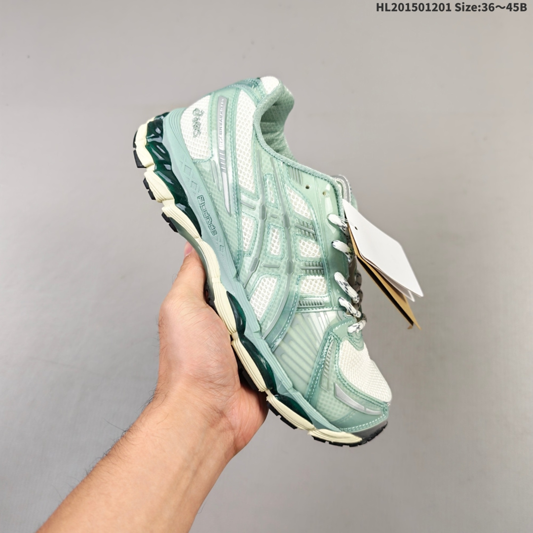 集合💰150
亚瑟士 KITH x Asics Gel-Kayano 12.1 “Light Sage”运动舒适防滑透气 低帮跑步鞋 厚底增高老爹鞋 该款ASICS Kayano 12.1 x KITH联名款鞋面采用混合版本，集成了Kayano 12的鞋面和GelNimbus 17的缓震系统，鞋盒配有ASICS和KITH的标志，鞋带颜色多样，鞋底为黑色橡胶，鞋面设计有皮革元素，整体外观时尚精致，与早期运动鞋相比，该款更具特色。￼个人觉得今年 Asics 的鞋王就是它了。低饱和度的湖水绿自带高级感。米白色的做旧中底 复古氛围感十足 #晒晒你的百搭秋冬通勤鞋   #跑鞋刮起复古风  #复古赛道一双踏入#新复古回潮#双11到手不剁手     #双11装备秒到手 #鞋王争霸赛 #点缀我的秋季穿搭#潮流入秋攻略 #秋日少年感穿搭  #潮流尖子生#我最百搭的单品#硬控我的百搭好鞋#更新我的秋日鞋柜#穿这双鞋子走进秋天      
货号:  1203A827-100
编码：HL201501201 Size:36～45B
