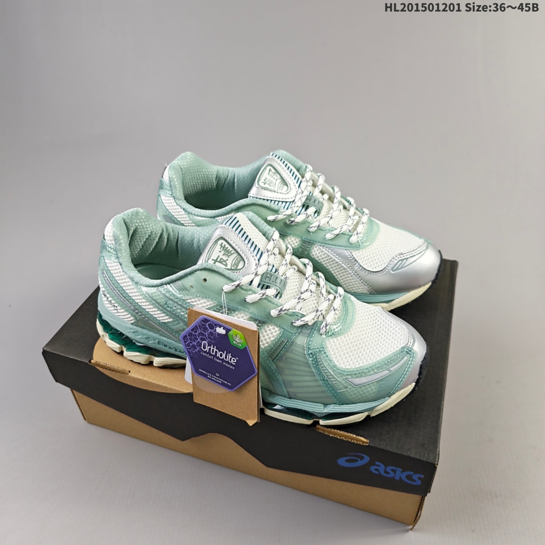 集合💰150
亚瑟士 KITH x Asics Gel-Kayano 12.1 “Light Sage”运动舒适防滑透气 低帮跑步鞋 厚底增高老爹鞋 该款ASICS Kayano 12.1 x KITH联名款鞋面采用混合版本，集成了Kayano 12的鞋面和GelNimbus 17的缓震系统，鞋盒配有ASICS和KITH的标志，鞋带颜色多样，鞋底为黑色橡胶，鞋面设计有皮革元素，整体外观时尚精致，与早期运动鞋相比，该款更具特色。￼个人觉得今年 Asics 的鞋王就是它了。低饱和度的湖水绿自带高级感。米白色的做旧中底 复古氛围感十足 #晒晒你的百搭秋冬通勤鞋   #跑鞋刮起复古风  #复古赛道一双踏入#新复古回潮#双11到手不剁手     #双11装备秒到手 #鞋王争霸赛 #点缀我的秋季穿搭#潮流入秋攻略 #秋日少年感穿搭  #潮流尖子生#我最百搭的单品#硬控我的百搭好鞋#更新我的秋日鞋柜#穿这双鞋子走进秋天      
货号:  1203A827-100
编码：HL201501201 Size:36～45B