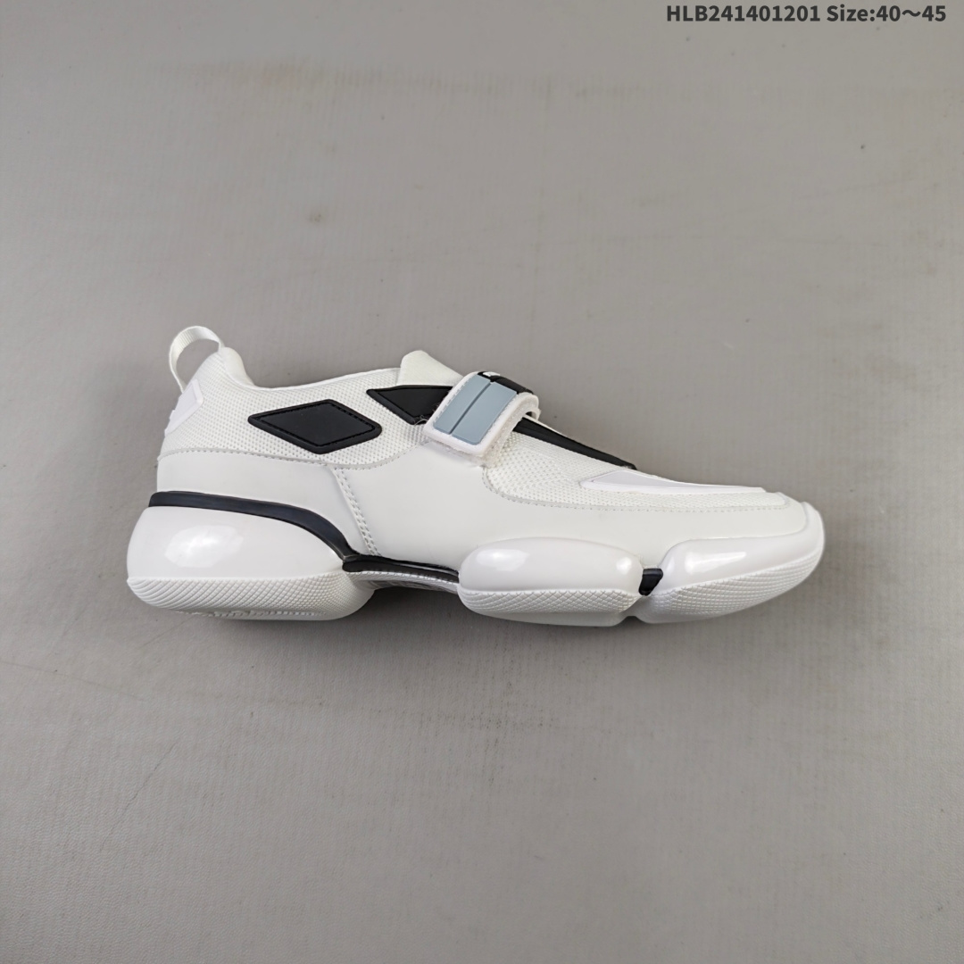 集合💰140
真标✅PRADA普拉达 Cloudbust 魔术贴 运动 减震耐磨包裹性 低帮生活休闲鞋
此款全新的运动鞋采用运动和创新设计 具有网眼锥形轮廓和气垫设计 橡胶鞋底为这款个性鲜明的运动鞋注入现代魅力 网眼织物 橡胶材质 魔术贴搭扣开合带 橡胶鞋底
货号:2OG066_2ODJ_F0002
ID:HLB241401201 Size:40~45