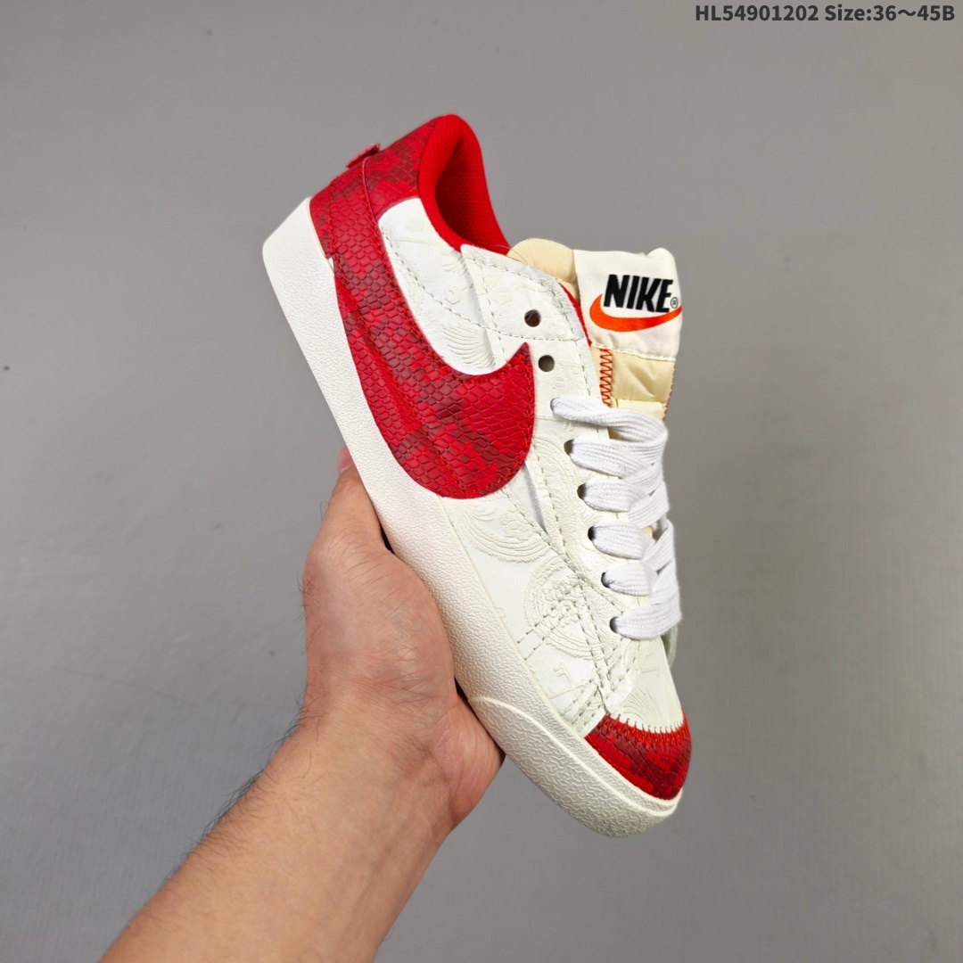 集合 Nike Blazer Low ‘77 Jumbo 百搭单品 全新焕新升级经典 Blazer 鞋款,大号 Swoosh 突出新时代更加张扬的潮流感,对经典的又一次改良升级.大号 Swoosh 设计结合宽大鞋带,符合当下潮流意趣,橡胶外底融入凸起人字形底纹增添几分户外感觉 货号: DQ1470-132 编码HL54901202 B