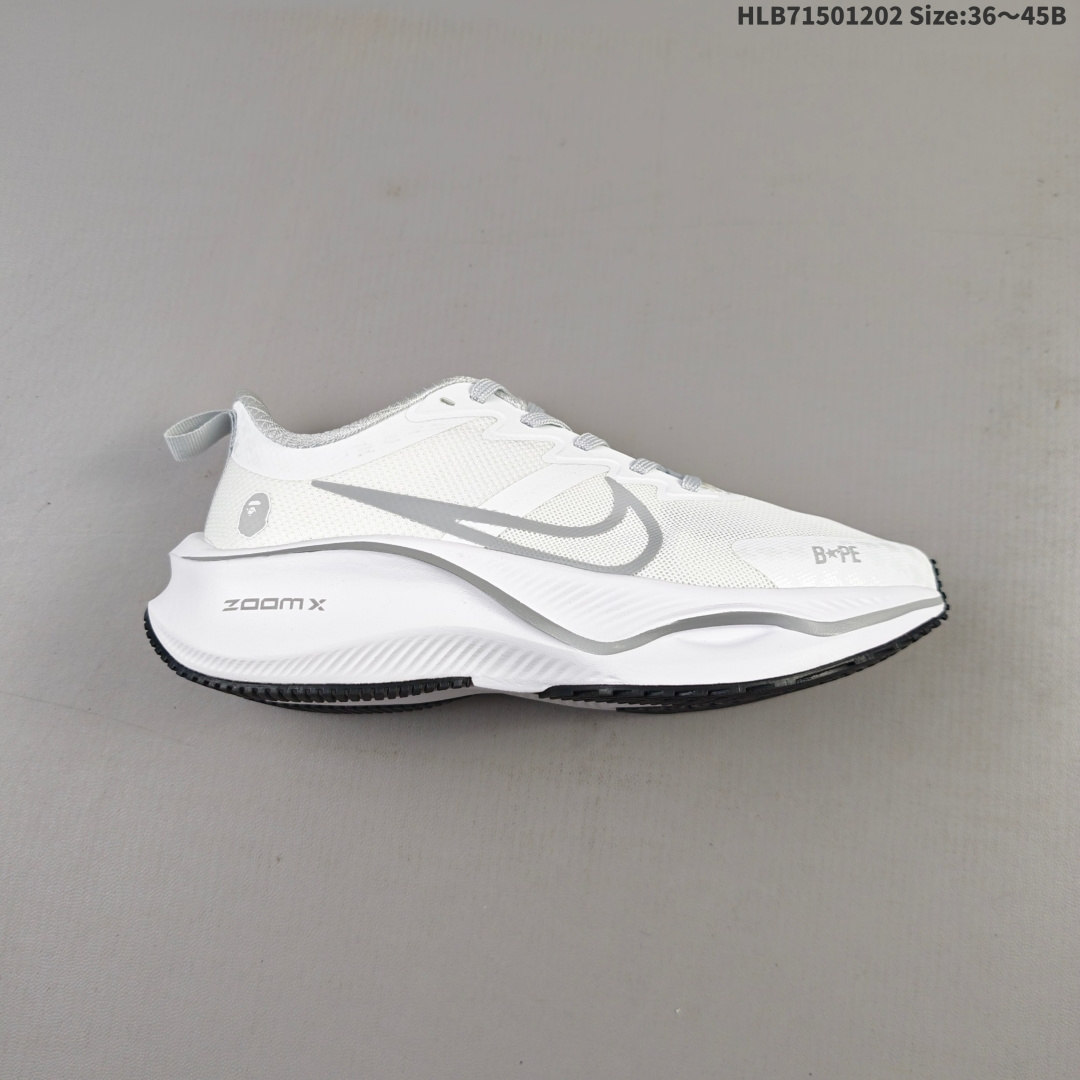 耐克Nike Pegasus ZoomX Plus 超跑飞马网面训练纯原跑步鞋CK4318-018,采用全掌ZoomX中底技术,具有即刻可用的回弹性能和推动感,无需长时间磨合即可体验优异反馈. 1核心技术特点:ZoomX中底:相比传统Zoom气垫,ZoomX材质无需磨合即可发挥优异回弹性能,提供即时反馈和推进力,适合追求快速响应的跑者.轻量化设计:中底密度梯度优化,前掌密度低至0.82g/cm3,后跟密度提升至1.05g/cm3,兼顾缓震与支撑性能. 支撑升级:采用3D打印TPU框架替代传统支撑撑条,精准适配足部形态,减少足部内翻风险. 货号:CK4318 编码:HLB71501202 B
