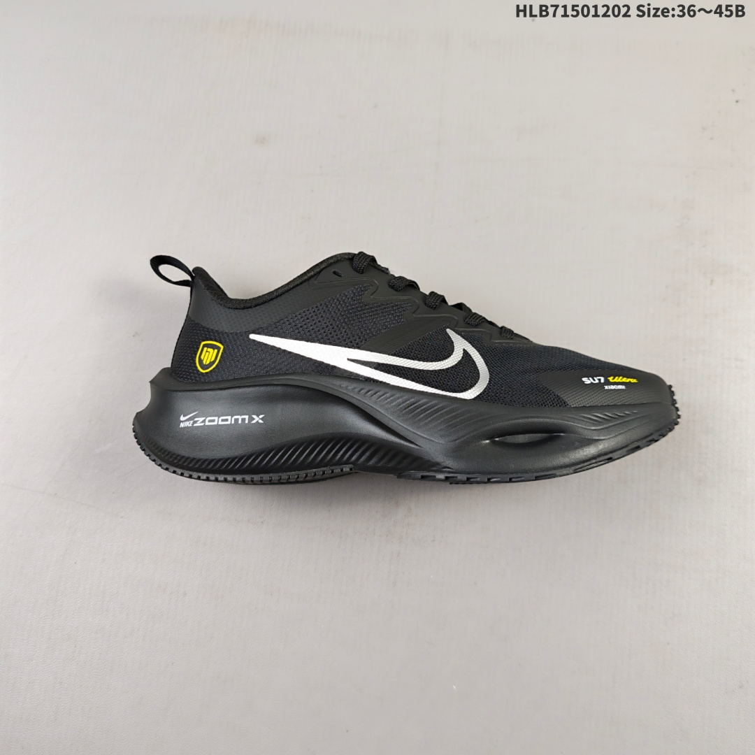 耐克Nike Pegasus ZoomX Plus 超跑飞马网面训练纯原跑步鞋CK4318-018,采用全掌ZoomX中底技术,具有即刻可用的回弹性能和推动感,无需长时间磨合即可体验优异反馈. 1核心技术特点:ZoomX中底:相比传统Zoom气垫,ZoomX材质无需磨合即可发挥优异回弹性能,提供即时反馈和推进力,适合追求快速响应的跑者.轻量化设计:中底密度梯度优化,前掌密度低至0.82g/cm3,后跟密度提升至1.05g/cm3,兼顾缓震与支撑性能. 支撑升级:采用3D打印TPU框架替代传统支撑撑条,精准适配足部形态,减少足部内翻风险. 货号:CK4318 编码:HLB71501202 B