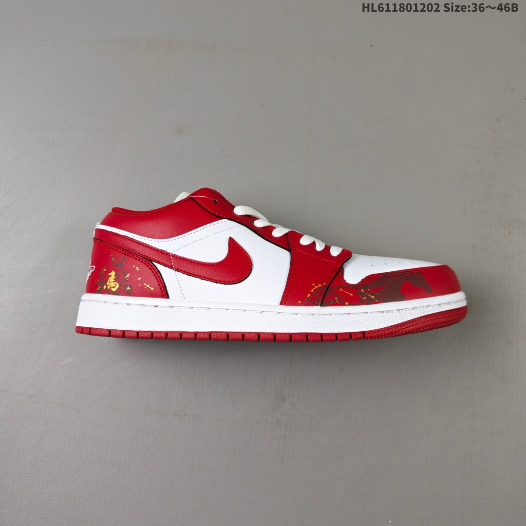 Air Jordan 1 Low 低帮 龙凤褂 AJ1 乔丹1代 aj1 乔1 低邦 婚庆主题 婚鞋 红白色 乔丹篮球鞋系列 该定制版球鞋选用原鞋款为Air Jordan 1 Low耐磨防滑低帮复古篮球鞋男女同款白红色,灵感来自中式婚庆,保留原鞋白红基调的基础上,加入红色丝绸鞋带、增加整体的质感.配饰有双喜金属小挂件,再次呼应主题,呈现出中式婚礼的喜庆、庄重、雅致!鞋面金属挂件及鞋头喜字均可拆卸,同时满足婚庆和日常穿搭需求. 货号:553558-166 HL611801202 B