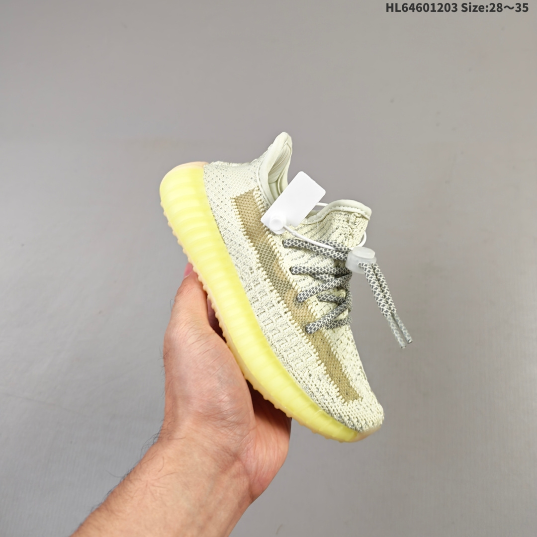 集合一 【童鞋】Adidas 阿迪达斯 Yeezy Boost 350 V2 椰子 巴斯夫 爆米花 休闲透气缓震舒适 儿童运动鞋 百搭轻便中底慢跑鞋 椰子鞋经典运动鞋中性跑鞋,是Adidas Yeezy 350 Boost 的 V2 升级版,搭载Primeknit编织鞋面,穿着舒适贴合.采用系带的开合方式,可自由调节松紧度.搭配Boost中底,具有减震、柔弹的特点.橡胶外底带有清晰的纹路,可以提升抓地力,同时起到防滑的作用.简单随性之中展现活泼灵动,更带有狂野的潮流气息.透明外底纹路也由纯粹的横向纹理变成了横竖交织的网格状.而在全球范围都一鞋难求得场面,也证明了这双adidas Yeezy 350 Boost v2的人气,也让Yeezy 350 Boost V2 成为了刷爆球鞋圈的明星级鞋款. 货号: KH5053 编码:HL64601203