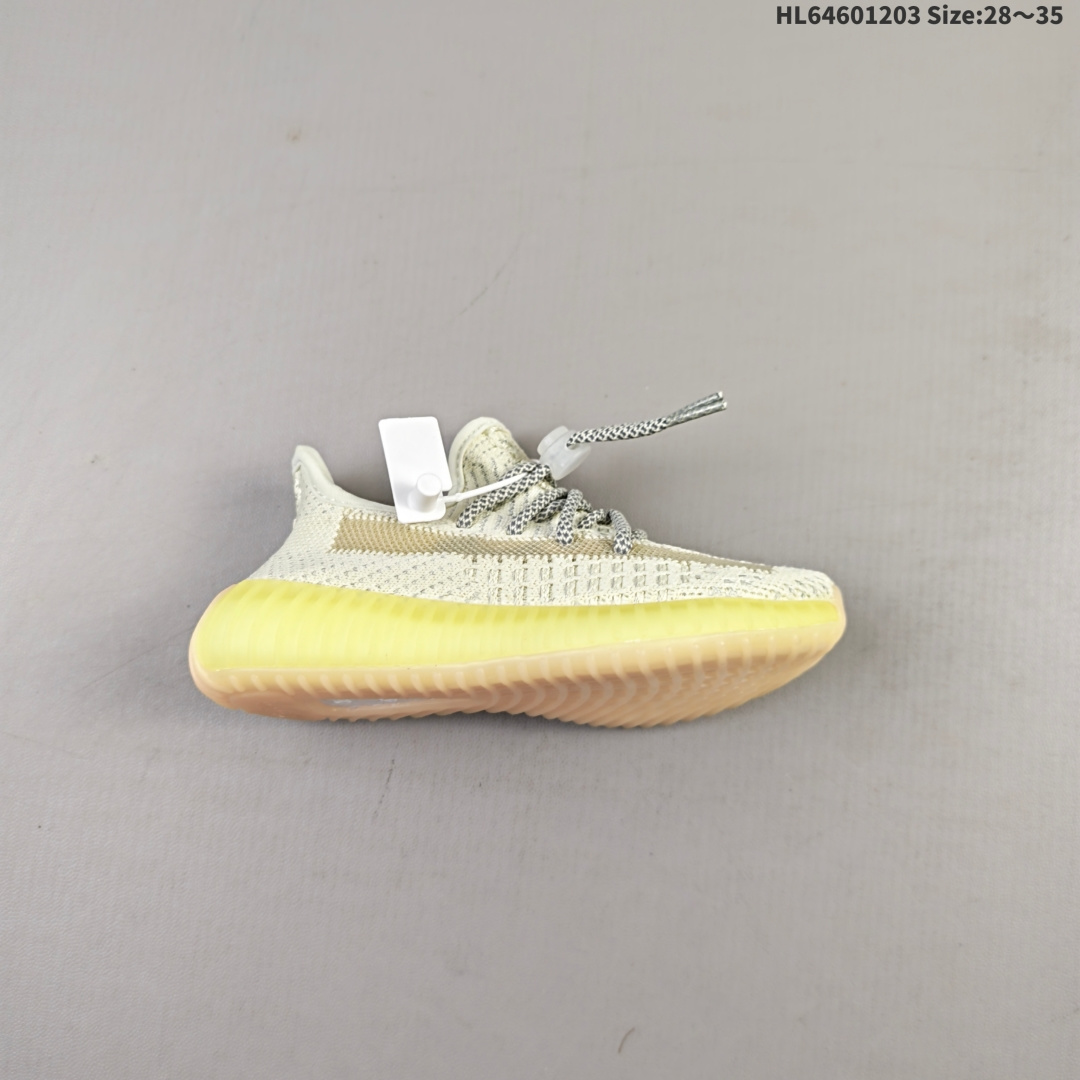 【童鞋】Adidas 阿迪达斯 Yeezy Boost 350 V2 椰子 巴斯夫 爆米花 休闲透气缓震舒适 儿童运动鞋 百搭轻便中底慢跑鞋 椰子鞋经典运动鞋中性跑鞋,是Adidas Yeezy 350 Boost 的 V2 升级版,搭载Primeknit编织鞋面,穿着舒适贴合.采用系带的开合方式,可自由调节松紧度.搭配Boost中底,具有减震、柔弹的特点.橡胶外底带有清晰的纹路,可以提升抓地力,同时起到防滑的作用.简单随性之中展现活泼灵动,更带有狂野的潮流气息.透明外底纹路也由纯粹的横向纹理变成了横竖交织的网格状.而在全球范围都一鞋难求得场面,也证明了这双adidas Yeezy 350 Boost v2的人气,也让Yeezy 350 Boost V2 成为了刷爆球鞋圈的明星级鞋款. 货号: KH5053 编码:HL64601203
