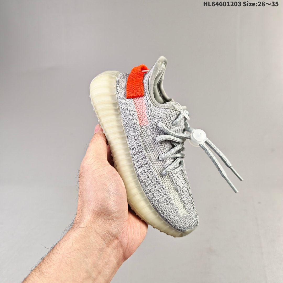 集合二 【童鞋】Adidas 阿迪达斯 Yeezy Boost 350 V2 椰子 巴斯夫 爆米花 休闲透气缓震舒适 儿童运动鞋 百搭轻便中底慢跑鞋 椰子鞋经典运动鞋中性跑鞋,是Adidas Yeezy 350 Boost 的 V2 升级版,搭载Primeknit编织鞋面,穿着舒适贴合.采用系带的开合方式,可自由调节松紧度.搭配Boost中底,具有减震、柔弹的特点.橡胶外底带有清晰的纹路,可以提升抓地力,同时起到防滑的作用.简单随性之中展现活泼灵动,更带有狂野的潮流气息.透明外底纹路也由纯粹的横向纹理变成了横竖交织的网格状.而在全球范围都一鞋难求得场面,也证明了这双adidas Yeezy 350 Boost v2的人气,也让Yeezy 350 Boost V2 成为了刷爆球鞋圈的明星级鞋款. 货号: KH5053 编码:HL64601203