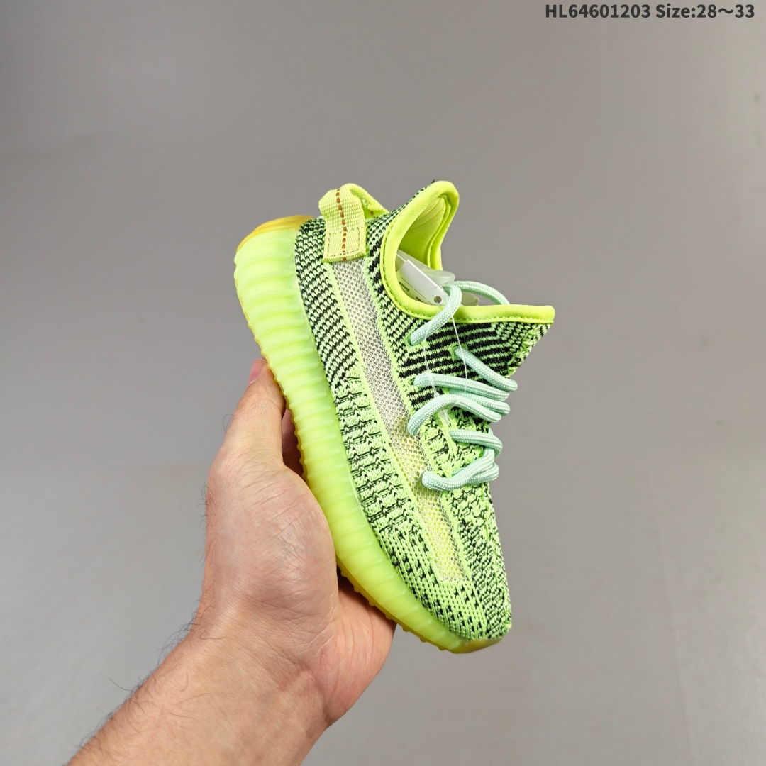 集合三 【童鞋】Adidas 阿迪达斯 Yeezy Boost 350 V2 椰子 巴斯夫 爆米花 休闲透气缓震舒适 儿童运动鞋 百搭轻便中底慢跑鞋 椰子鞋经典运动鞋中性跑鞋,是Adidas Yeezy 350 Boost 的 V2 升级版,搭载Primeknit编织鞋面,穿着舒适贴合.采用系带的开合方式,可自由调节松紧度.搭配Boost中底,具有减震、柔弹的特点.橡胶外底带有清晰的纹路,可以提升抓地力,同时起到防滑的作用.简单随性之中展现活泼灵动,更带有狂野的潮流气息.透明外底纹路也由纯粹的横向纹理变成了横竖交织的网格状.而在全球范围都一鞋难求得场面,也证明了这双adidas Yeezy 350 Boost v2的人气,也让Yeezy 350 Boost V2 成为了刷爆球鞋圈的明星级鞋款. 货号: KH5053 编码:HL64601203