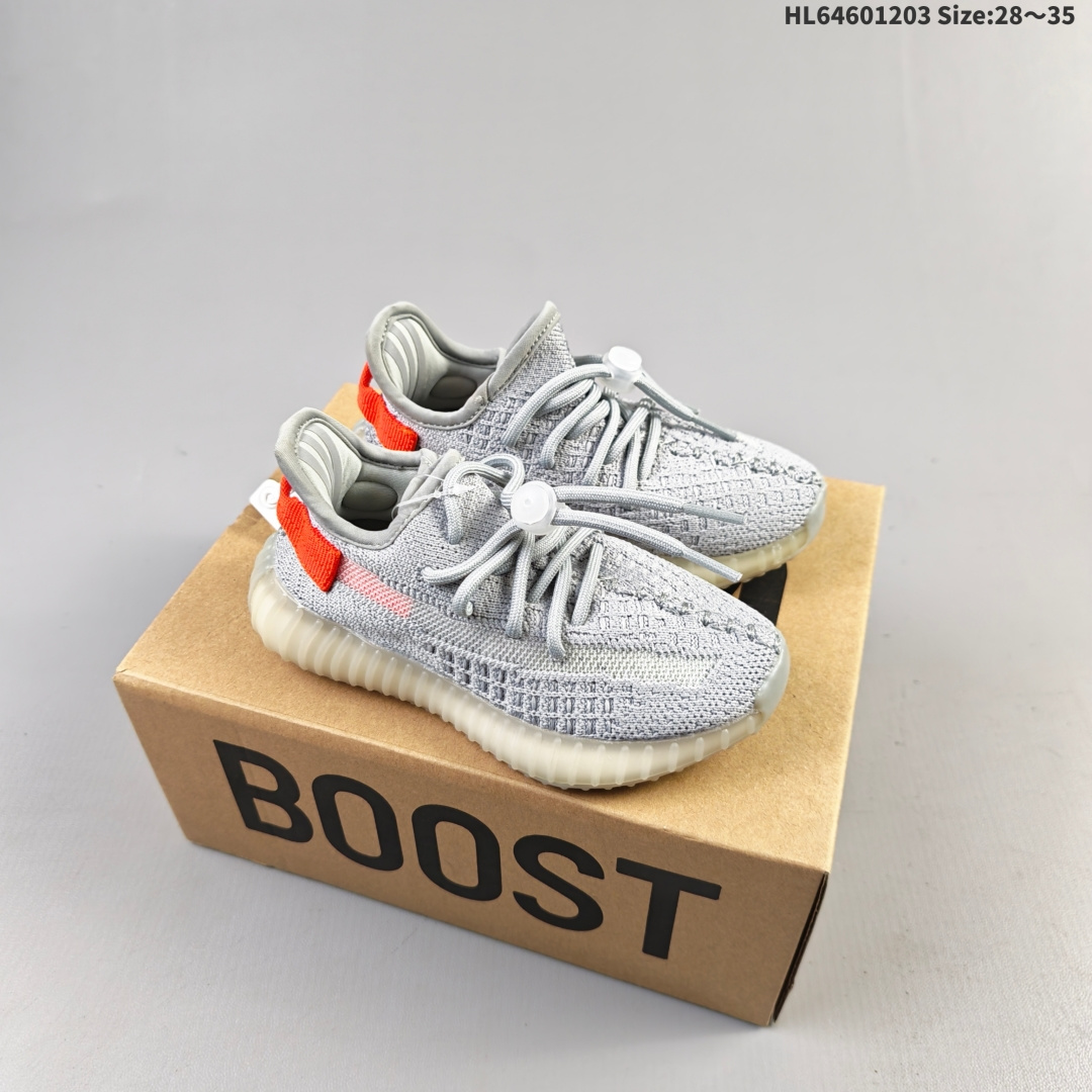 集合二 【童鞋】Adidas 阿迪达斯 Yeezy Boost 350 V2 椰子 巴斯夫 爆米花 休闲透气缓震舒适 儿童运动鞋 百搭轻便中底慢跑鞋 椰子鞋经典运动鞋中性跑鞋,是Adidas Yeezy 350 Boost 的 V2 升级版,搭载Primeknit编织鞋面,穿着舒适贴合.采用系带的开合方式,可自由调节松紧度.搭配Boost中底,具有减震、柔弹的特点.橡胶外底带有清晰的纹路,可以提升抓地力,同时起到防滑的作用.简单随性之中展现活泼灵动,更带有狂野的潮流气息.透明外底纹路也由纯粹的横向纹理变成了横竖交织的网格状.而在全球范围都一鞋难求得场面,也证明了这双adidas Yeezy 350 Boost v2的人气,也让Yeezy 350 Boost V2 成为了刷爆球鞋圈的明星级鞋款. 货号: KH5053 编码:HL64601203