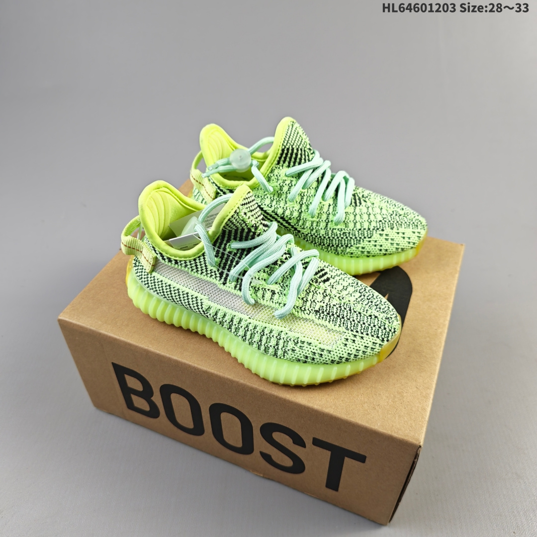 集合三 【童鞋】Adidas 阿迪达斯 Yeezy Boost 350 V2 椰子 巴斯夫 爆米花 休闲透气缓震舒适 儿童运动鞋 百搭轻便中底慢跑鞋 椰子鞋经典运动鞋中性跑鞋,是Adidas Yeezy 350 Boost 的 V2 升级版,搭载Primeknit编织鞋面,穿着舒适贴合.采用系带的开合方式,可自由调节松紧度.搭配Boost中底,具有减震、柔弹的特点.橡胶外底带有清晰的纹路,可以提升抓地力,同时起到防滑的作用.简单随性之中展现活泼灵动,更带有狂野的潮流气息.透明外底纹路也由纯粹的横向纹理变成了横竖交织的网格状.而在全球范围都一鞋难求得场面,也证明了这双adidas Yeezy 350 Boost v2的人气,也让Yeezy 350 Boost V2 成为了刷爆球鞋圈的明星级鞋款. 货号: KH5053 编码:HL64601203