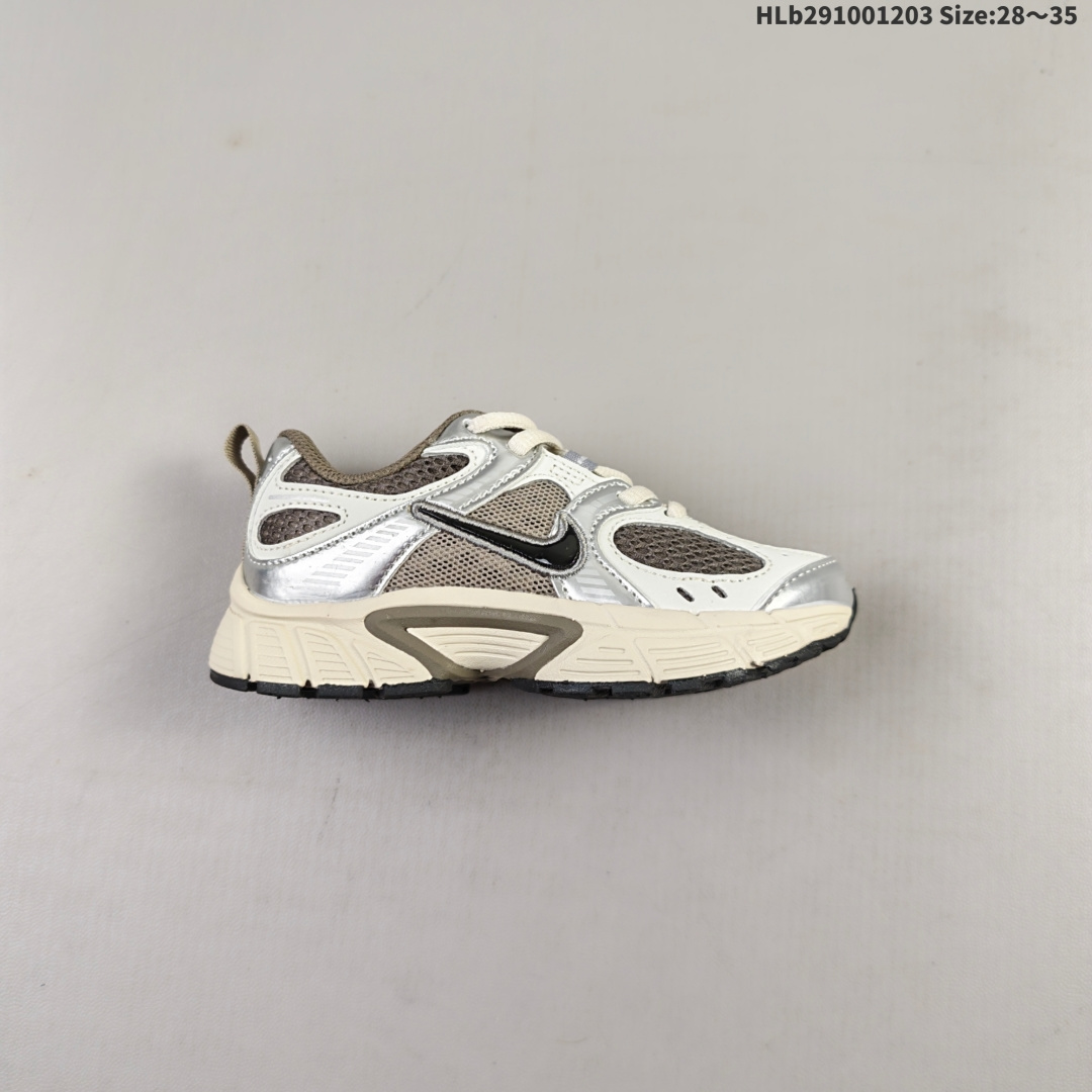 童鞋:Nike V5 RNR 耐克 舒适百搭防滑耐磨 低帮休闲鞋 鞋面是大网孔设计 透气性超强 夏天穿完全不会闷脚 特别适合现在这种天气 中底是泡棉材质 脚感特别舒适 走一天脚都不会累 而且这双鞋一年四季都能穿 无论是日常休闲 慢跑还是通勤 都能轻松驾驭! 编码:HLb291001203