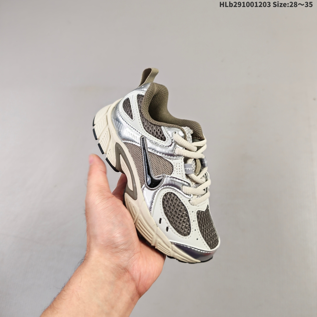 集合 童鞋:Nike V5 RNR 耐克 舒适百搭防滑耐磨 低帮休闲鞋 鞋面是大网孔设计 透气性超强 夏天穿完全不会闷脚 特别适合现在这种天气 中底是泡棉材质 脚感特别舒适 走一天脚都不会累 而且这双鞋一年四季都能穿 无论是日常休闲 慢跑还是通勤 都能轻松驾驭! 编码:HLb291001203