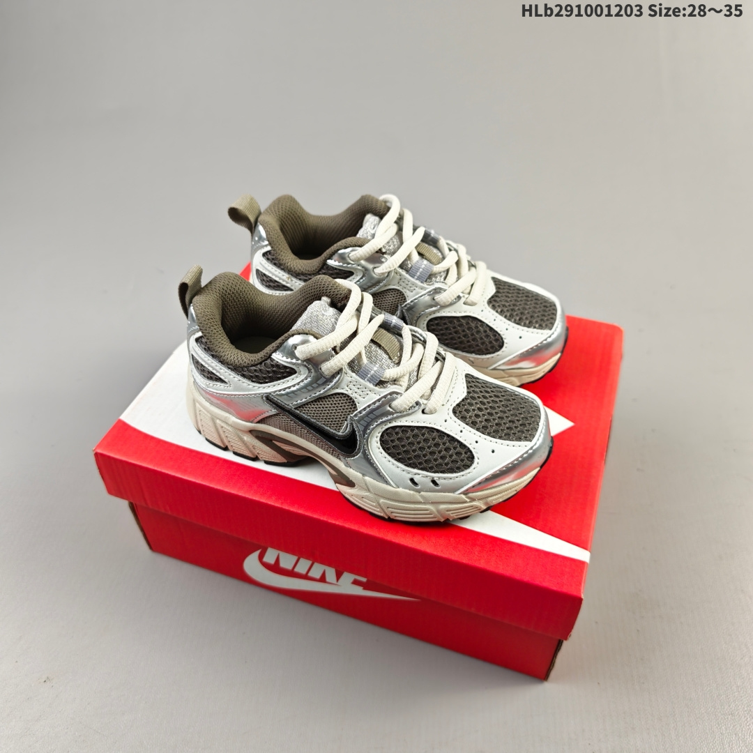 集合 童鞋:Nike V5 RNR 耐克 舒适百搭防滑耐磨 低帮休闲鞋 鞋面是大网孔设计 透气性超强 夏天穿完全不会闷脚 特别适合现在这种天气 中底是泡棉材质 脚感特别舒适 走一天脚都不会累 而且这双鞋一年四季都能穿 无论是日常休闲 慢跑还是通勤 都能轻松驾驭! 编码:HLb291001203