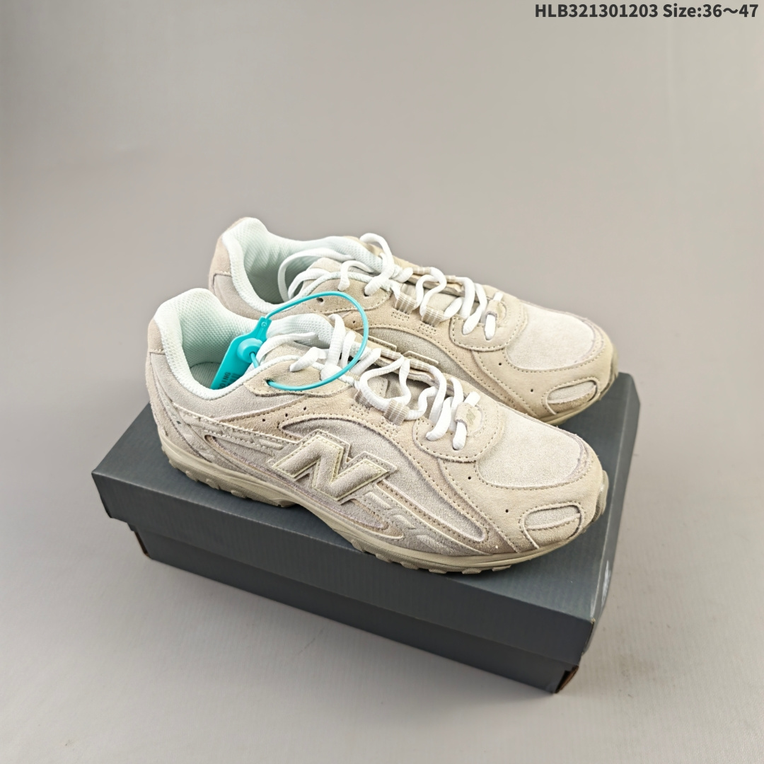 集合二 【公司级】新百伦 2025年新款 New Balance 204L 2025年夏季登场:复古薄底鞋重塑都市运动美学时尚运动跑步鞋,以复古薄底设计与室内足球鞋灵感,打造兼具轻量化通勤与潮流穿搭的多功能鞋款.采用麂皮与网眼拼接鞋面,搭配大地色系或静奢浅褐配色,呈现复古与现代的平衡.薄底优化:中底采用超薄EVA缓震,结合颗粒状外底纹路,确保贴地感与灵活性,同时视觉上拉长腿部线条.细节升级:鞋侧反光大“N”字Logo与204L后跟标识增强辨识度,部分版本融入KITH联名银灰网眼材质,提升层次感. 货号:U204LBC1 编码:HLB321301203